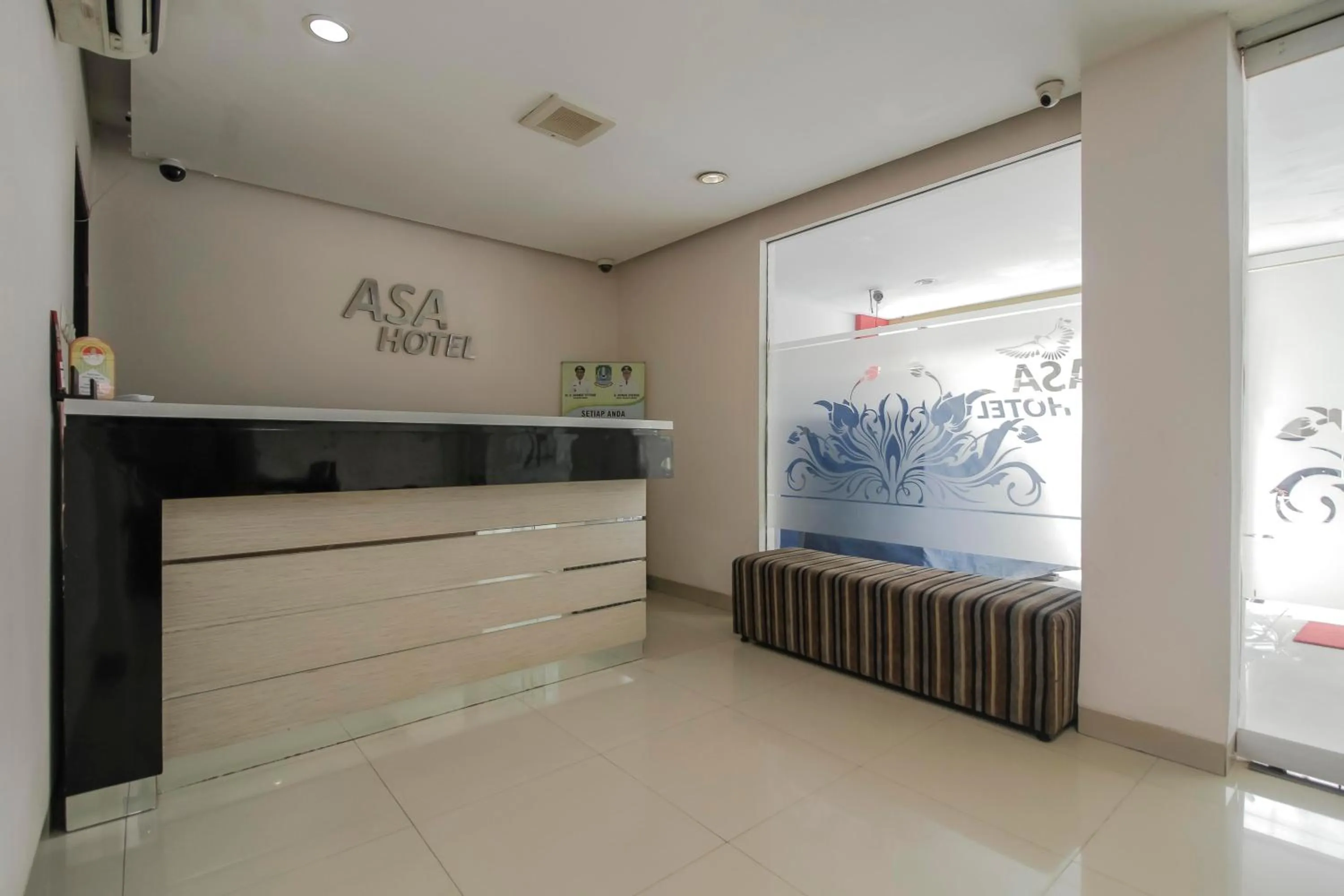 Lobby or reception in RedDoorz Plus near Galaxy Bekasi