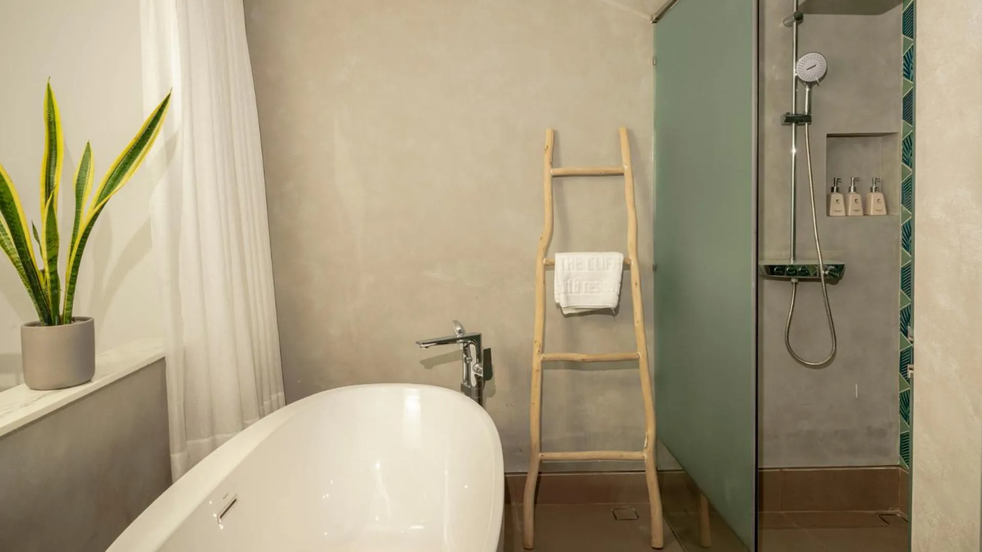 Shower in The Cliff Resort & Residences