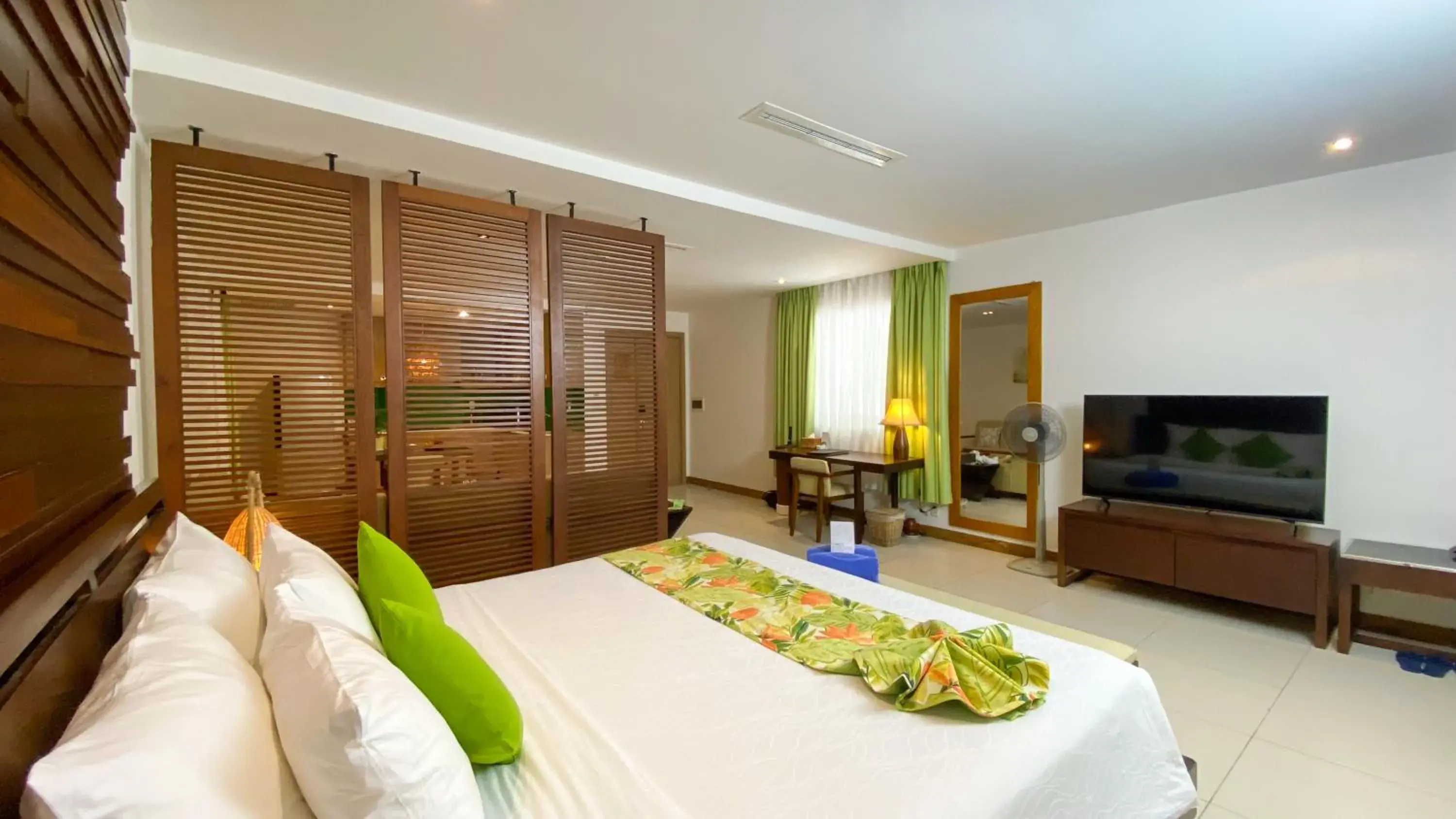 Verde Lounge in The Cliff Resort & Residences Verde Lounge in The Cliff Resort & Residences