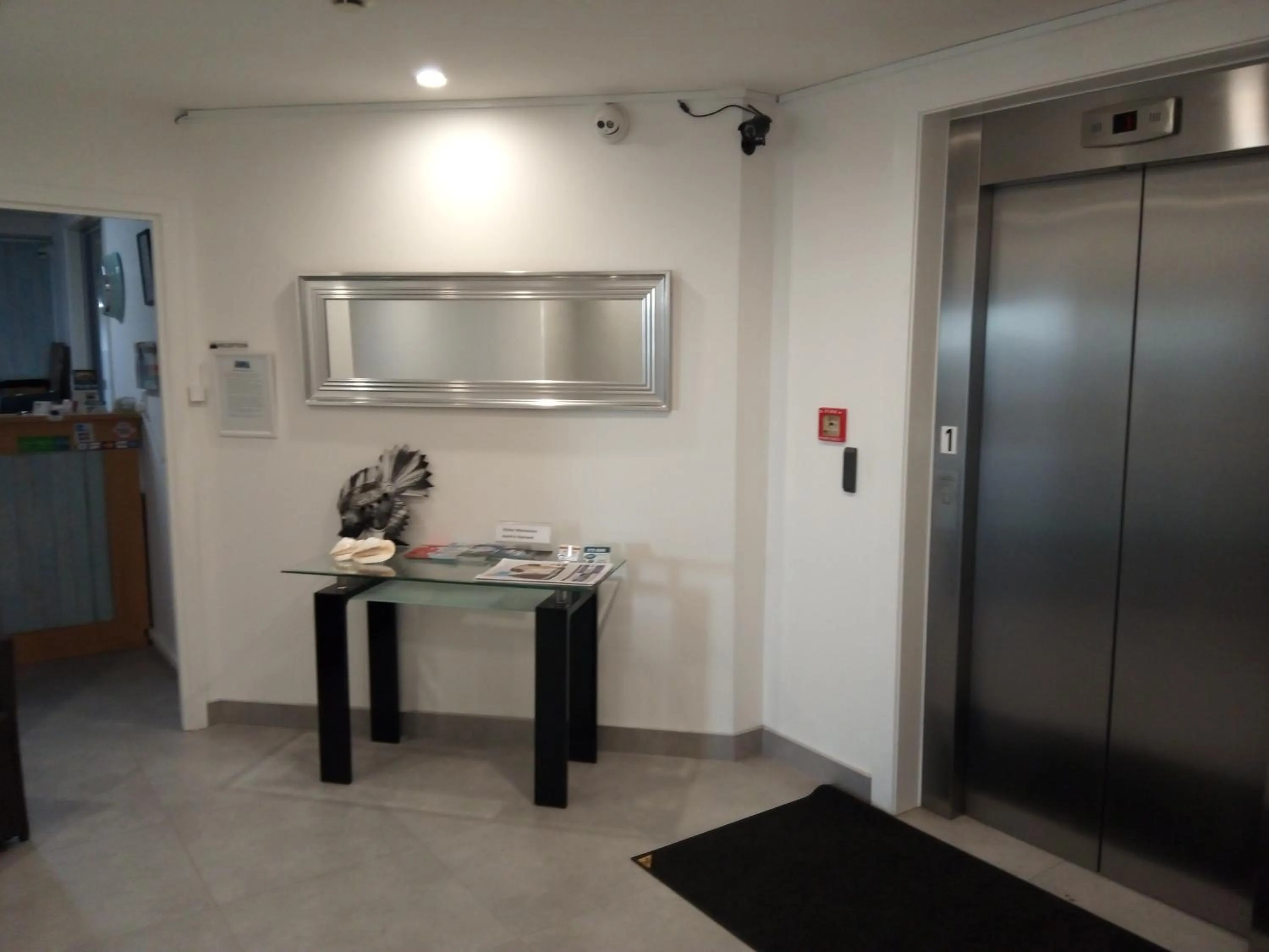 Communal lounge/ TV room in Pavilion Beachfront Apartments