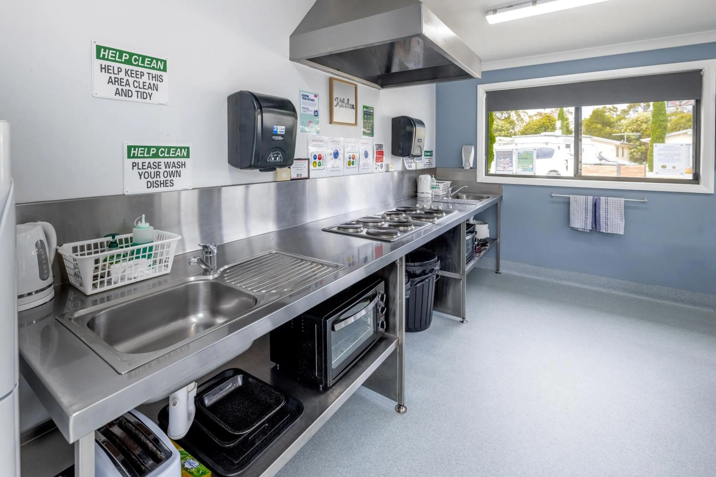 Communal kitchen in BIG4 Hobart Airport Tourist Park
