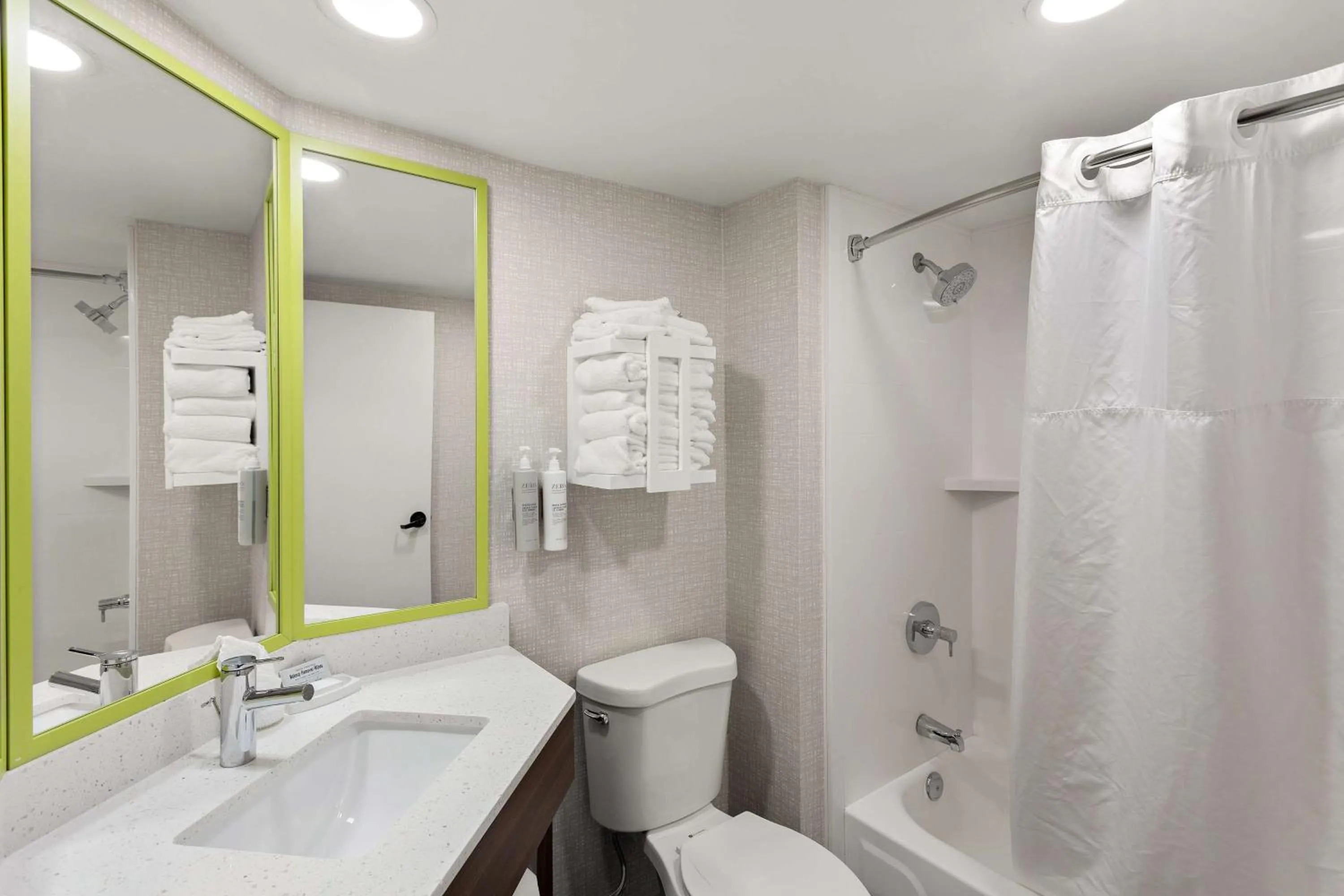 Bathroom in Hampton Inn Bridgeport/Clarksburg