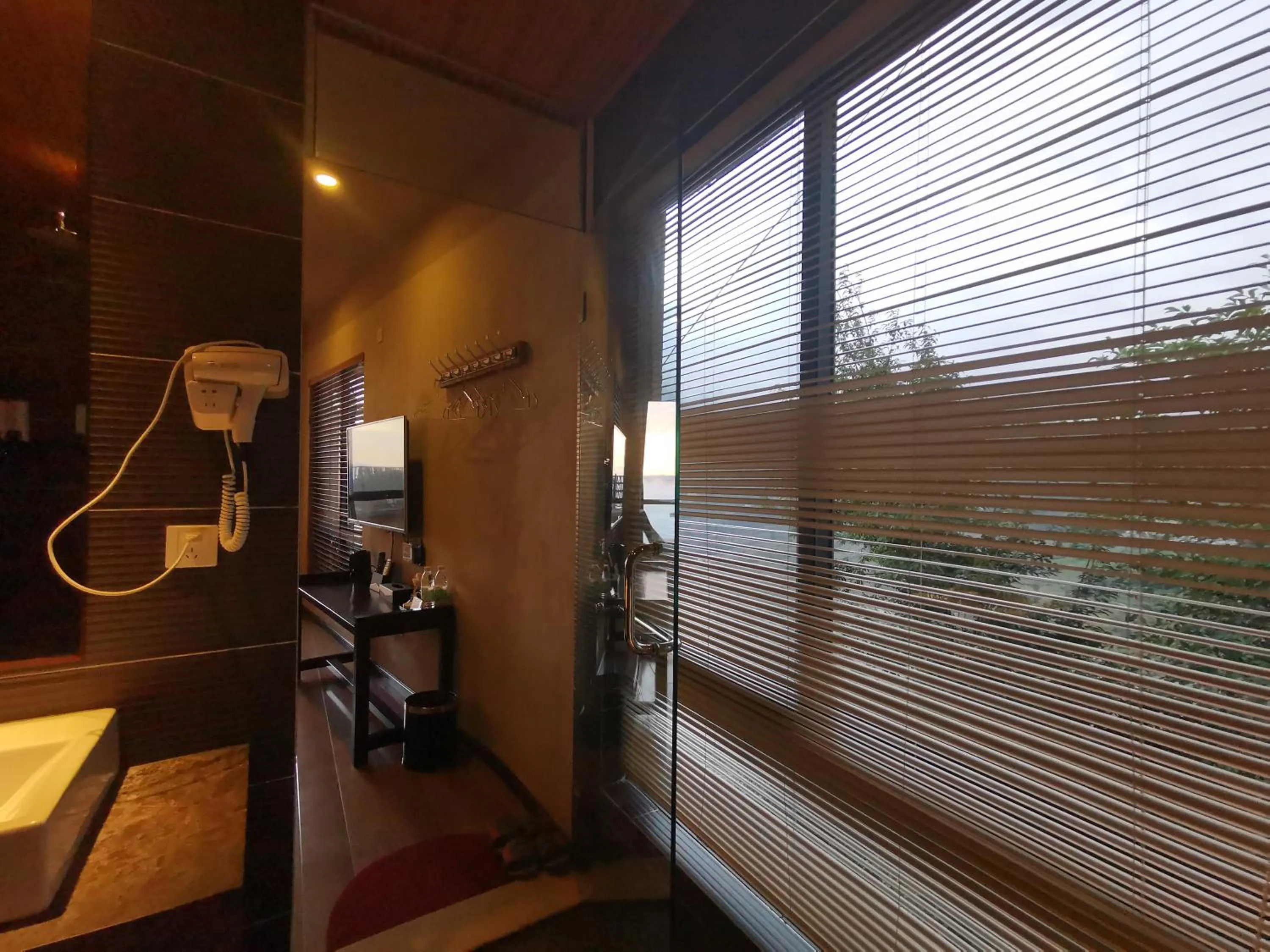 Toilet in Beyond The Cloud