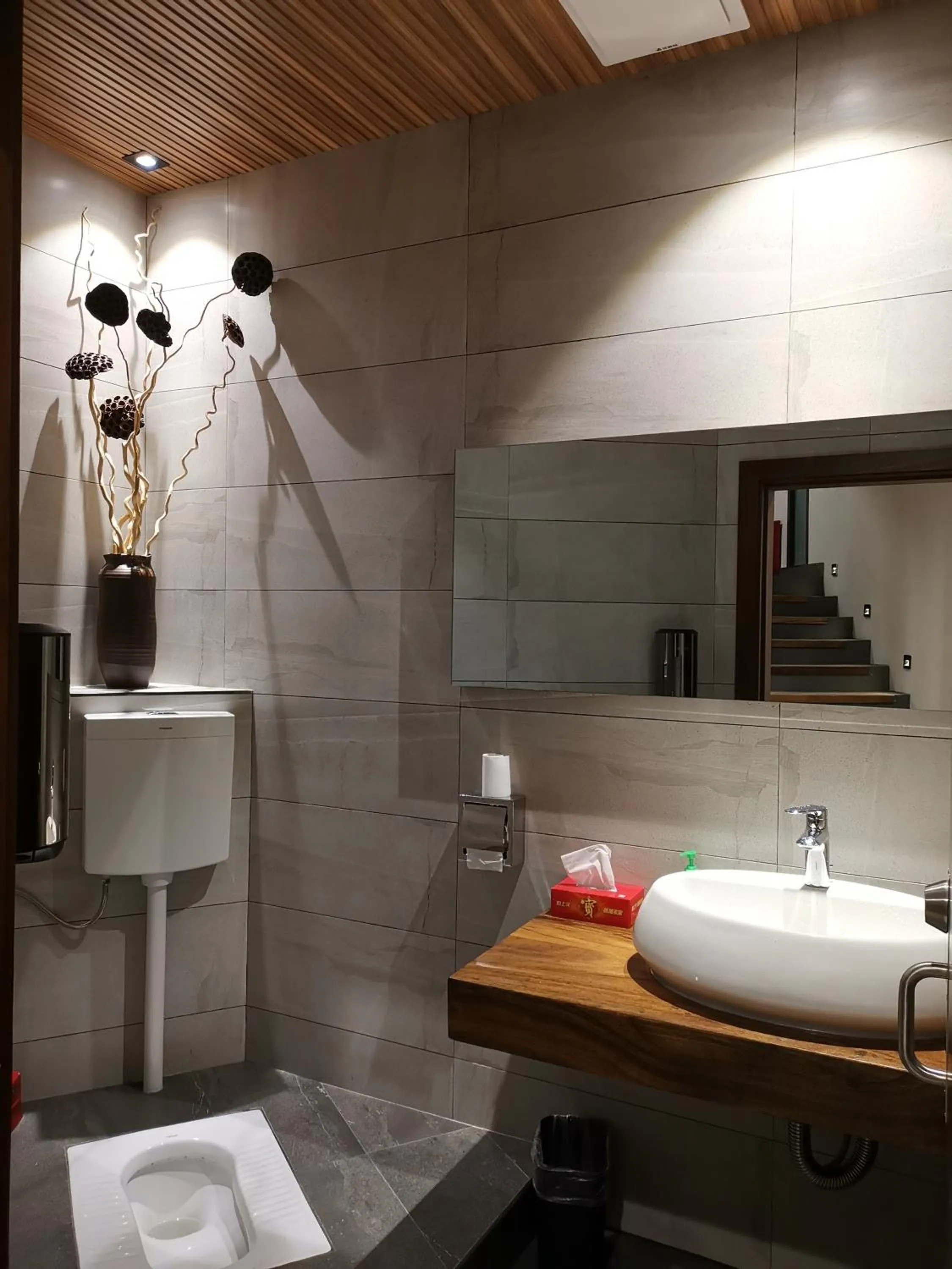 Toilet in Beyond The Cloud