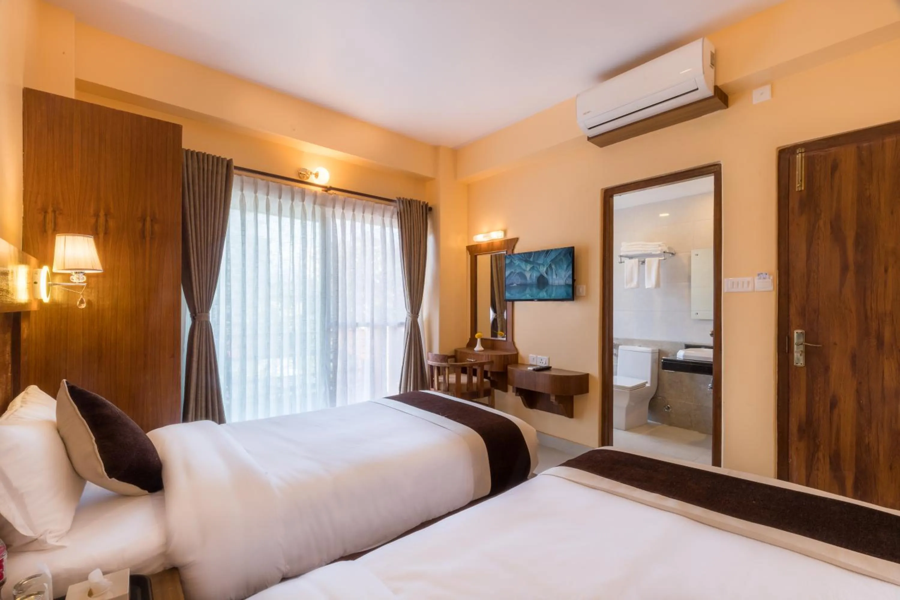 Photo of the whole room, Bed in Hotel Lake Shore