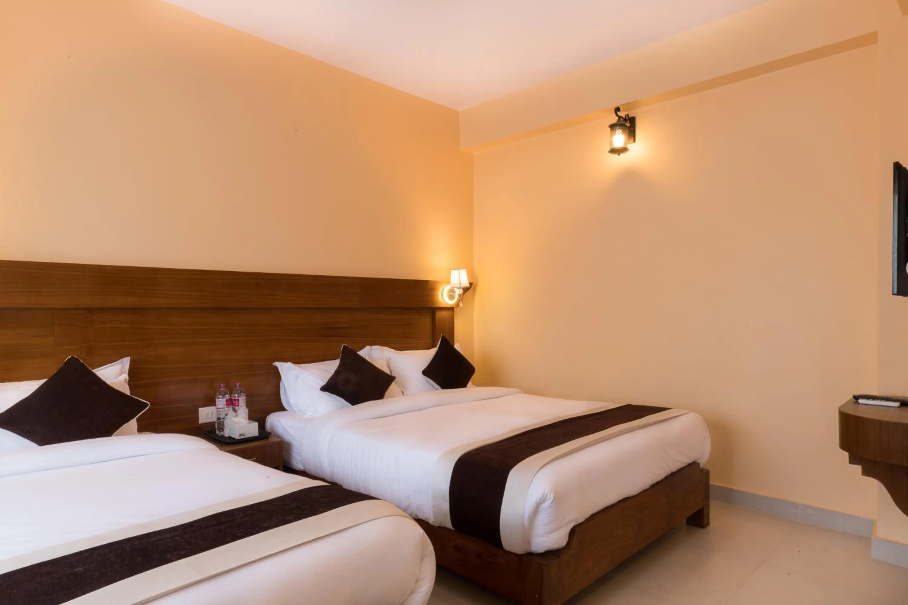 Photo of the whole room, Bed in Hotel Lake Shore