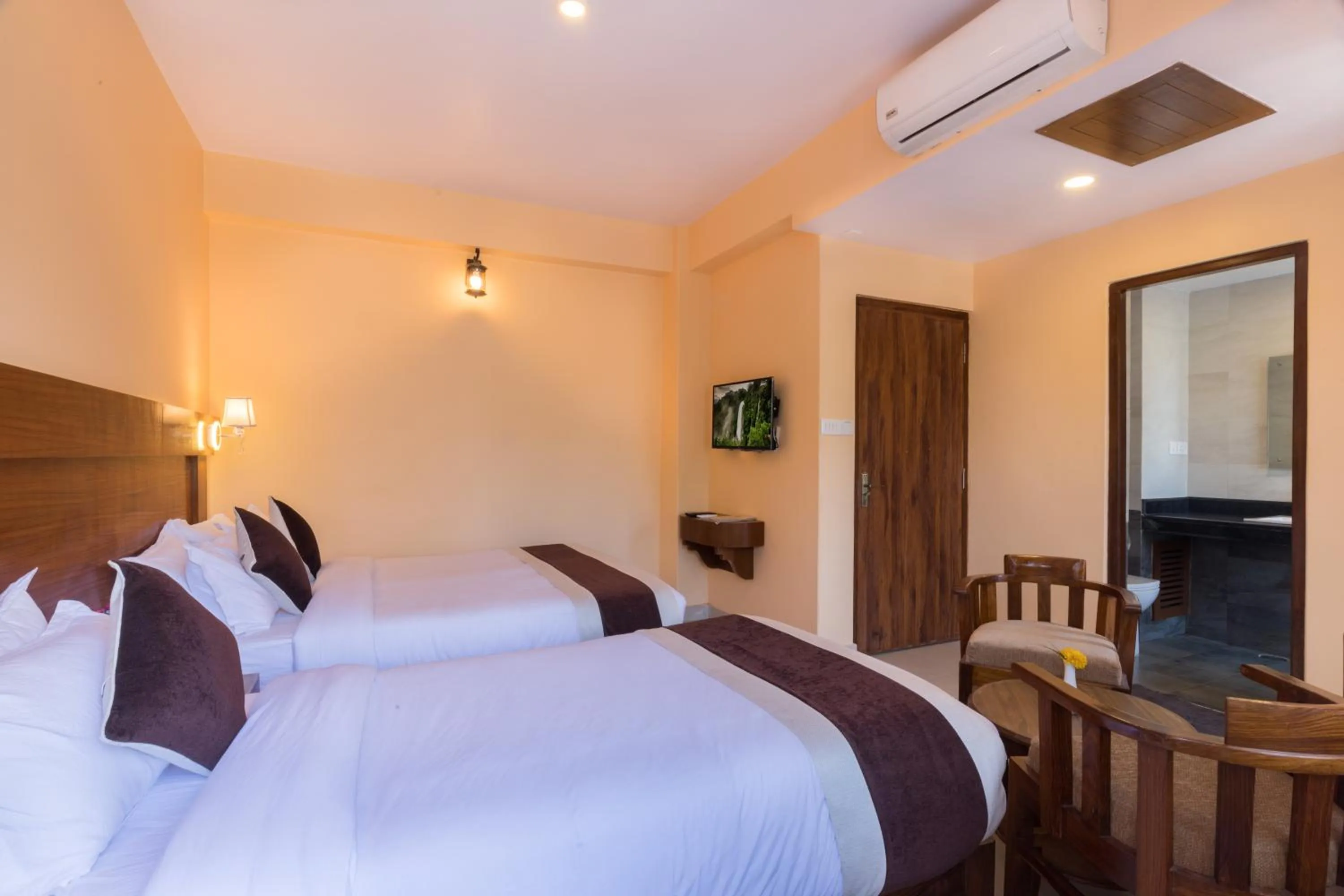 Photo of the whole room, Bed in Hotel Lake Shore