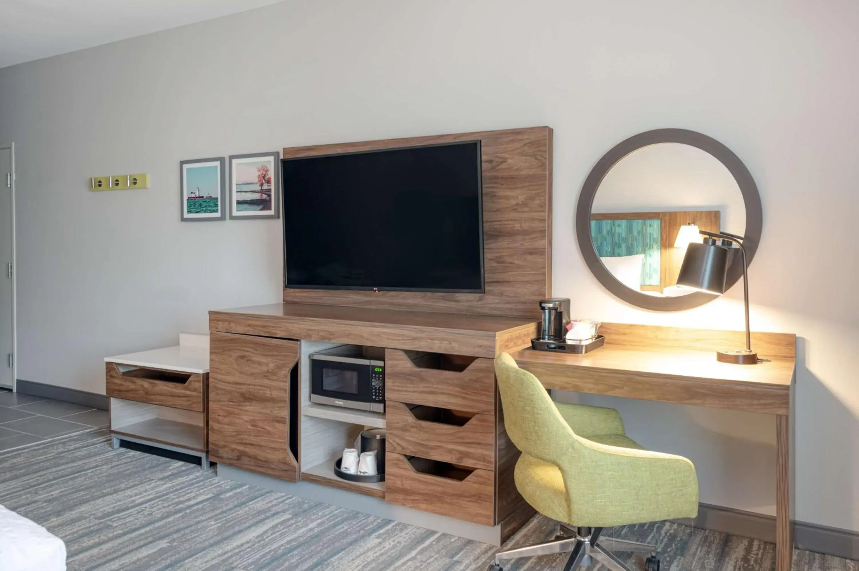 King Room with Roll-In Shower - Mobility and Hearing Access/Non-Smoking in Hampton Inn Cleveland-Airport/Tiedeman Road King Room with Roll-In Shower - Mobility and Hearing Access/Non-Smoking in Hampton Inn Cleveland-Airport/Tiedeman Road