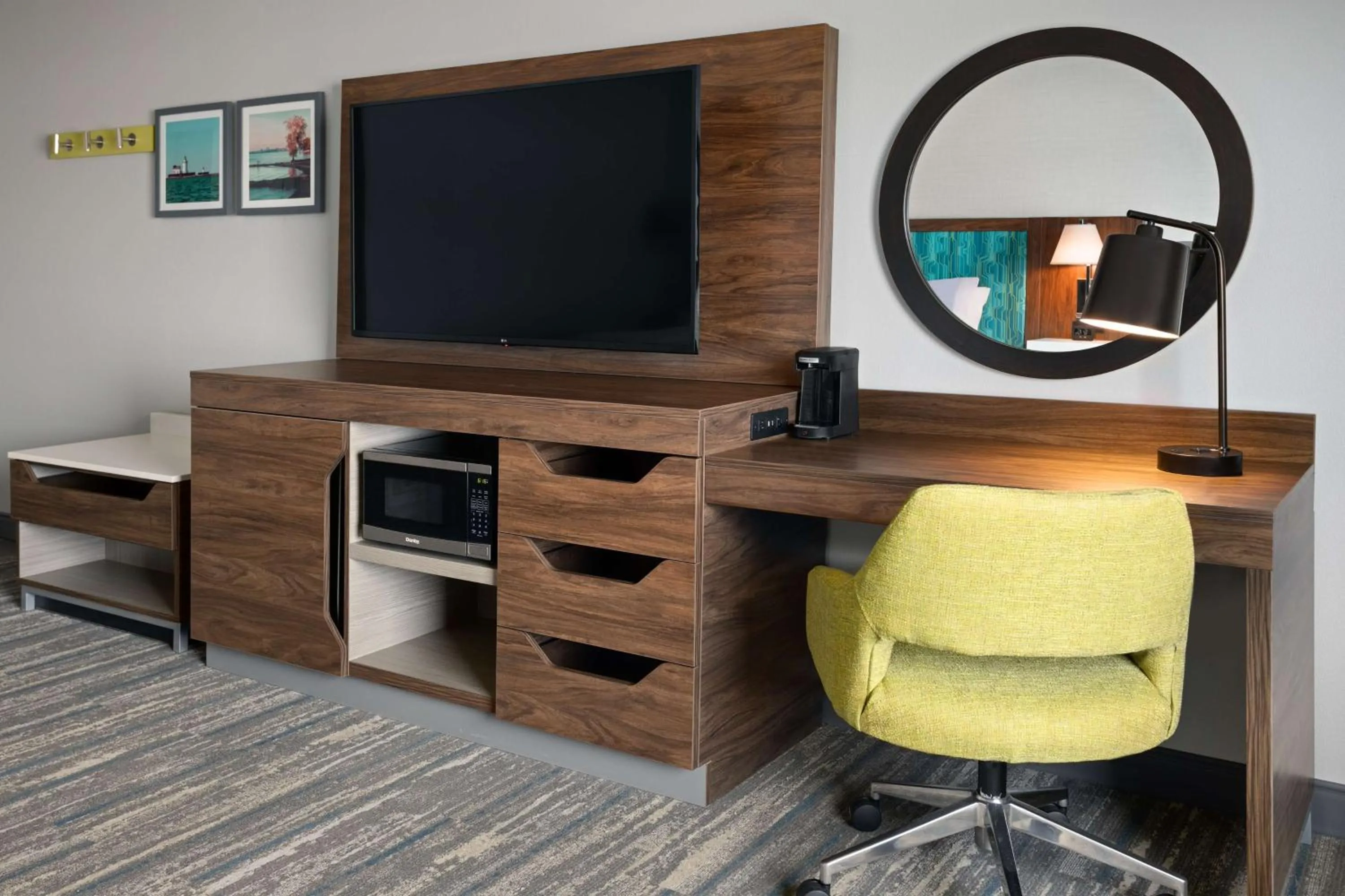 Photo of the whole room in Hampton Inn Cleveland-Airport/Tiedeman Road