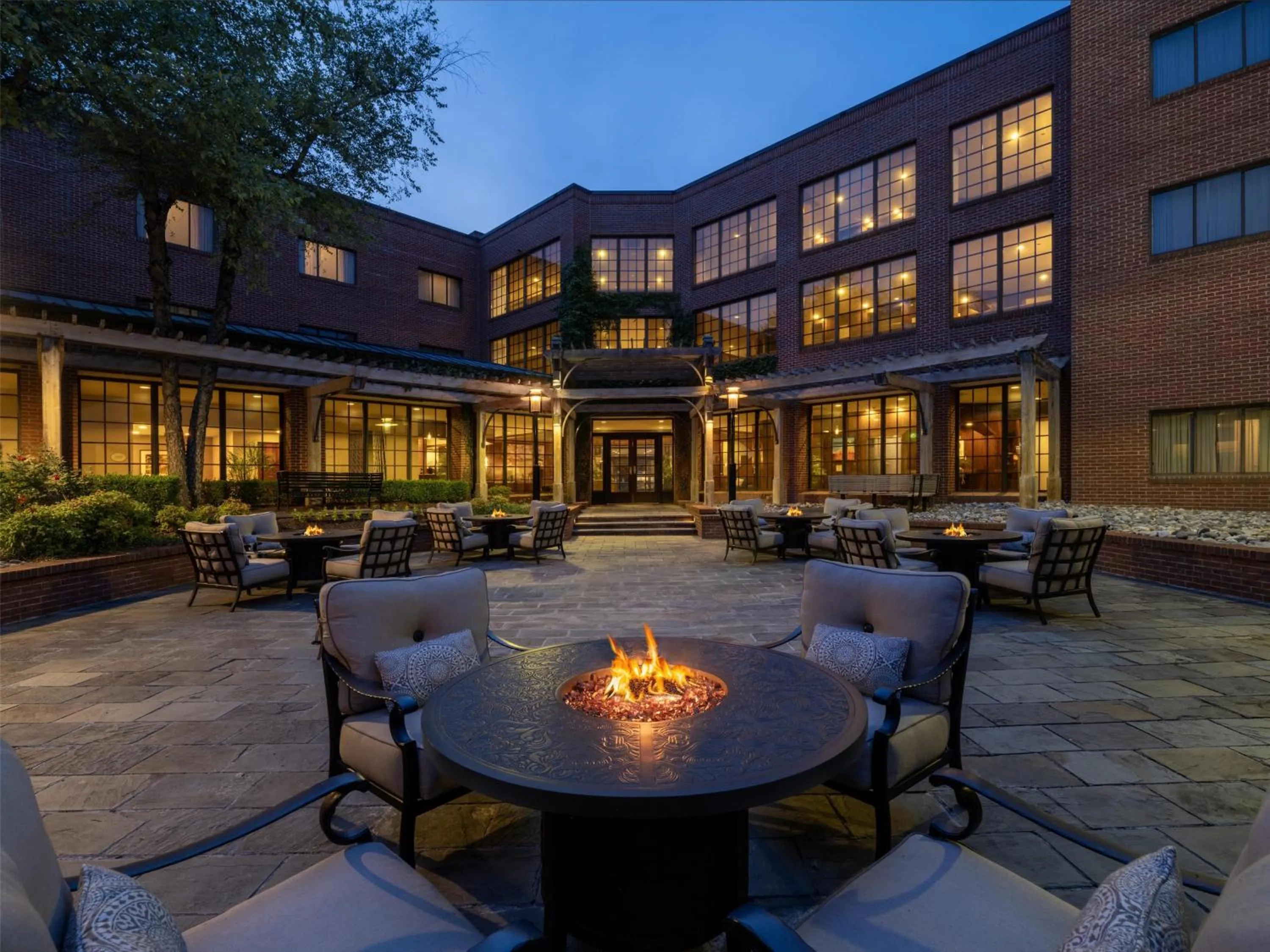 Inner courtyard view in DoubleTree Suites by Hilton Charlotte/SouthPark