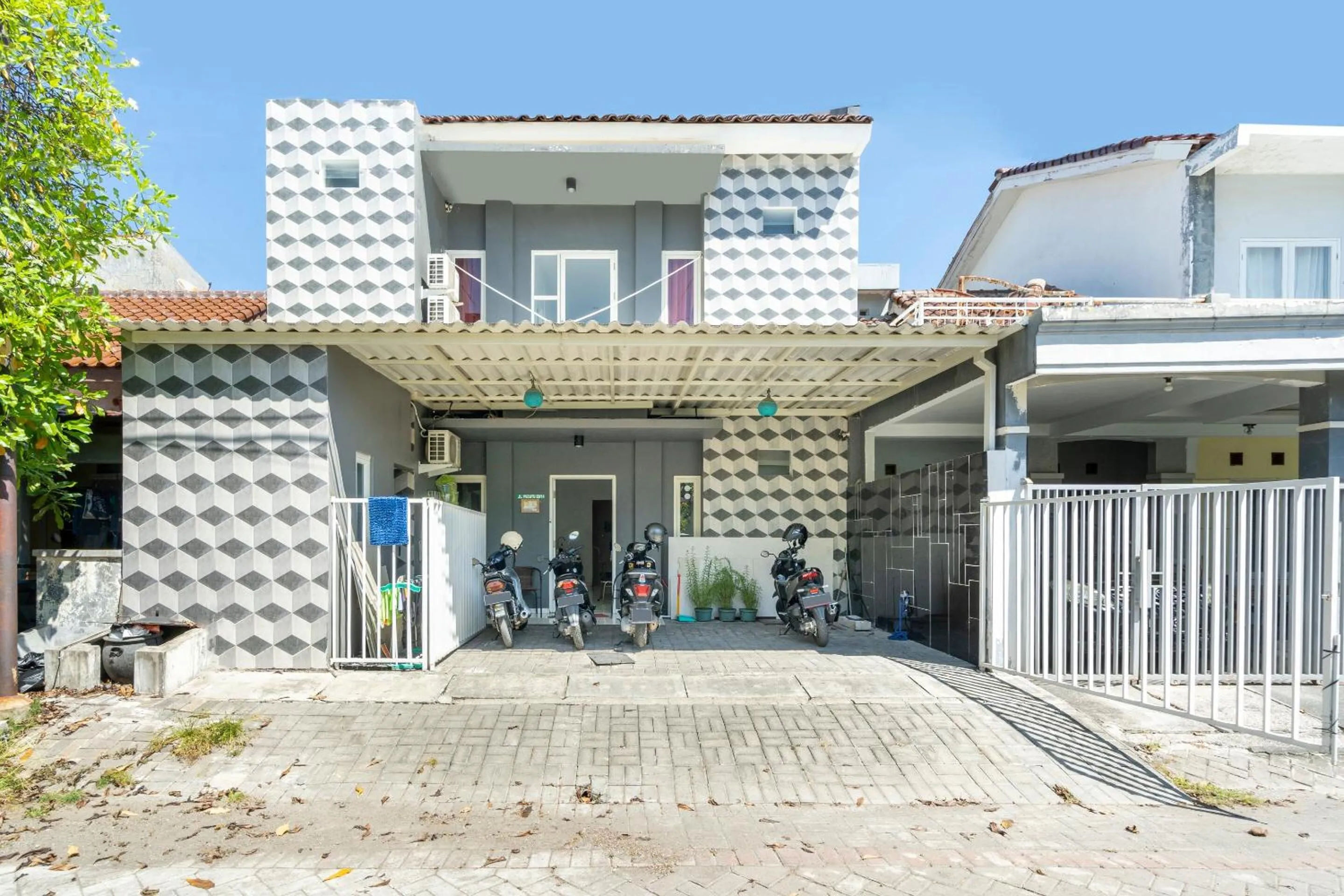 Facade/entrance in OYO 3782 Gunung Anyar