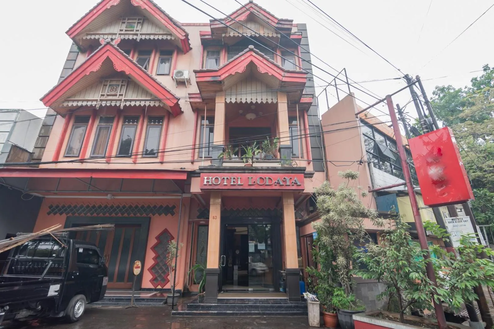 Property building in RedDoorz at Hotel Lodaya Bandung