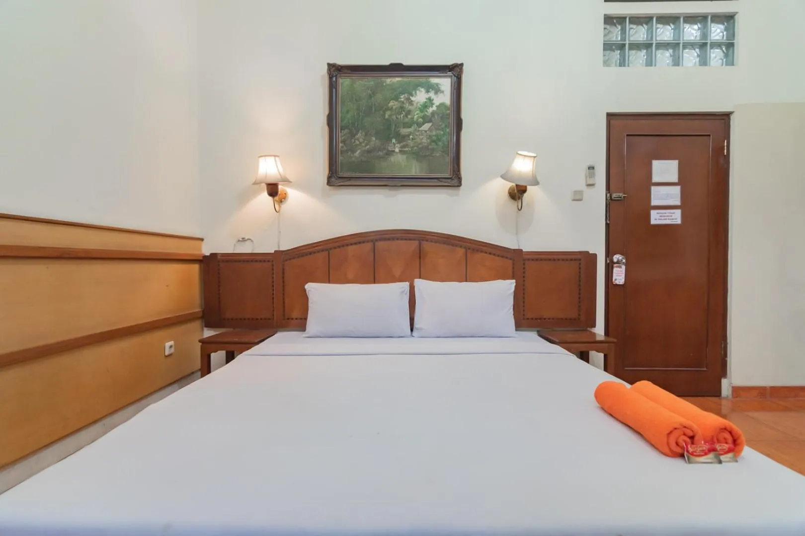 Bedroom, Bed in RedDoorz at Hotel Lodaya Bandung