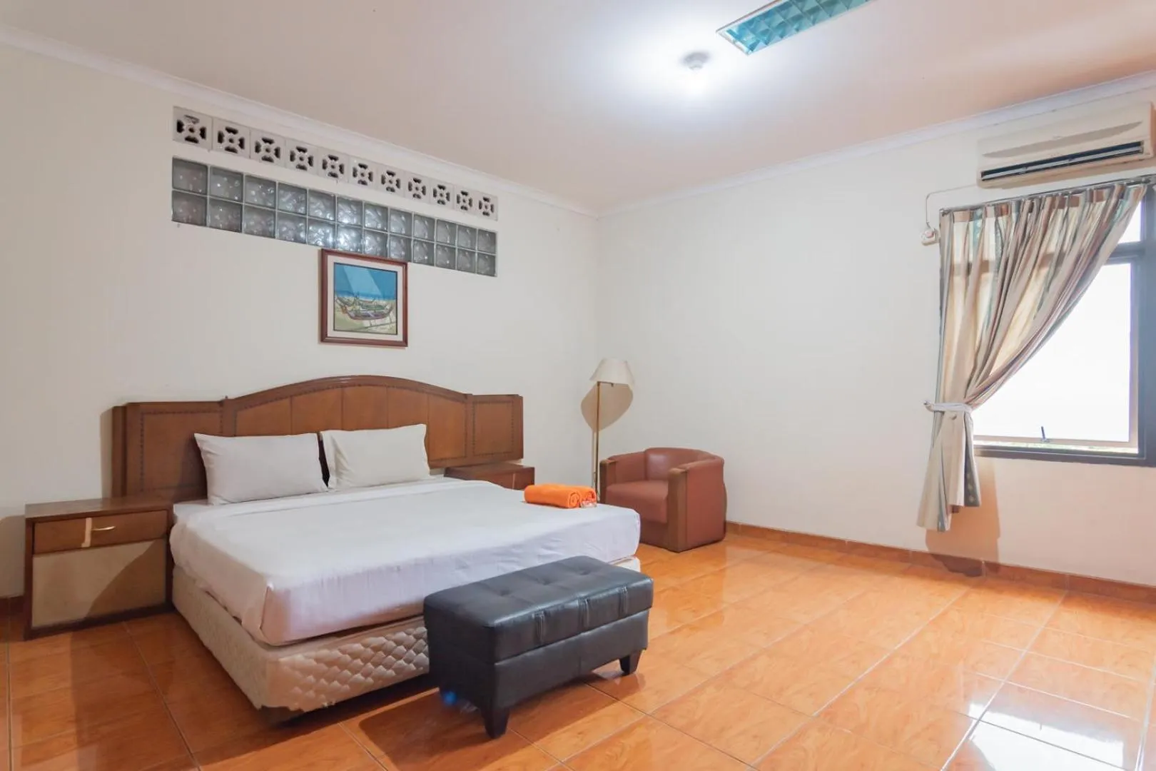 Bedroom, Bed in RedDoorz at Hotel Lodaya Bandung