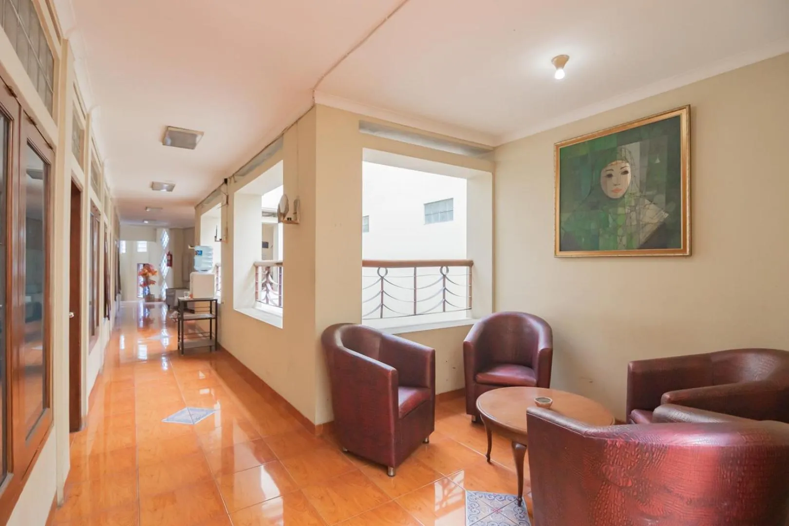 Living room in RedDoorz at Hotel Lodaya Bandung