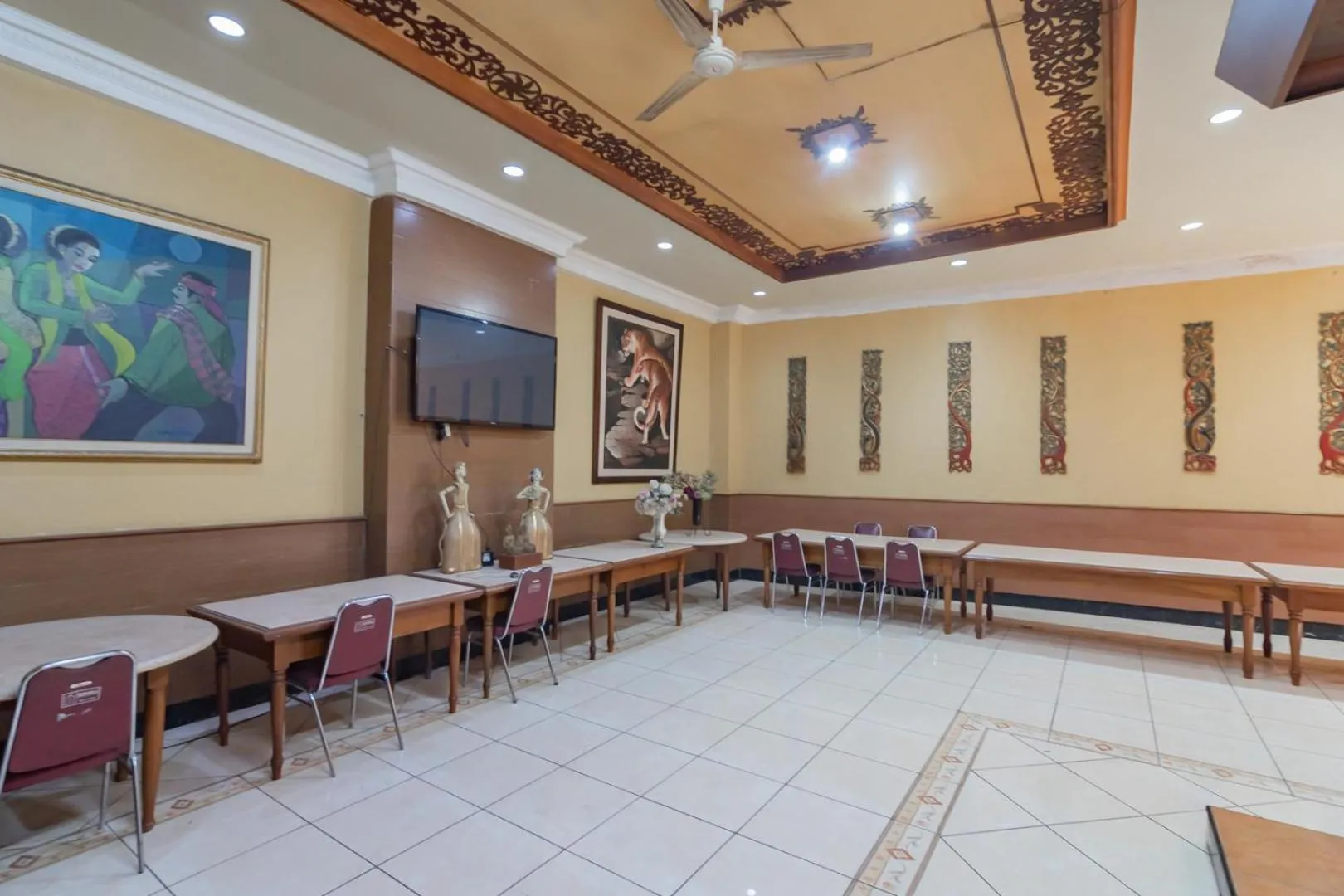 Dining area in RedDoorz at Hotel Lodaya Bandung