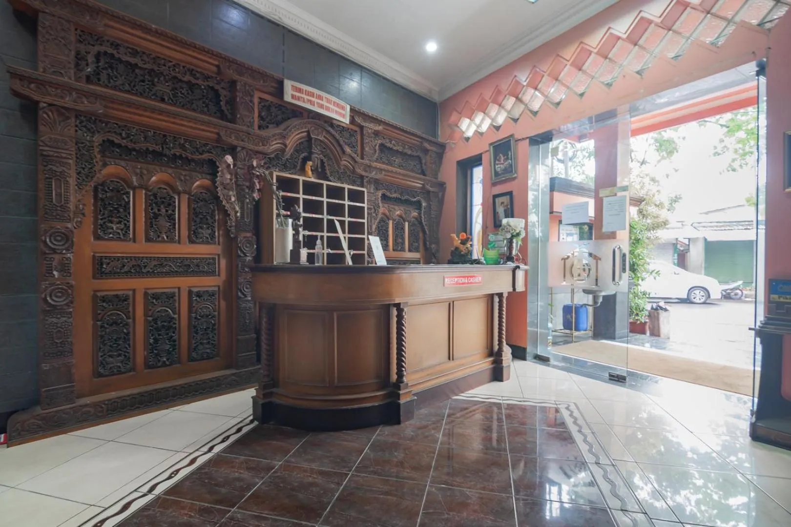 Lobby or reception in RedDoorz at Hotel Lodaya Bandung