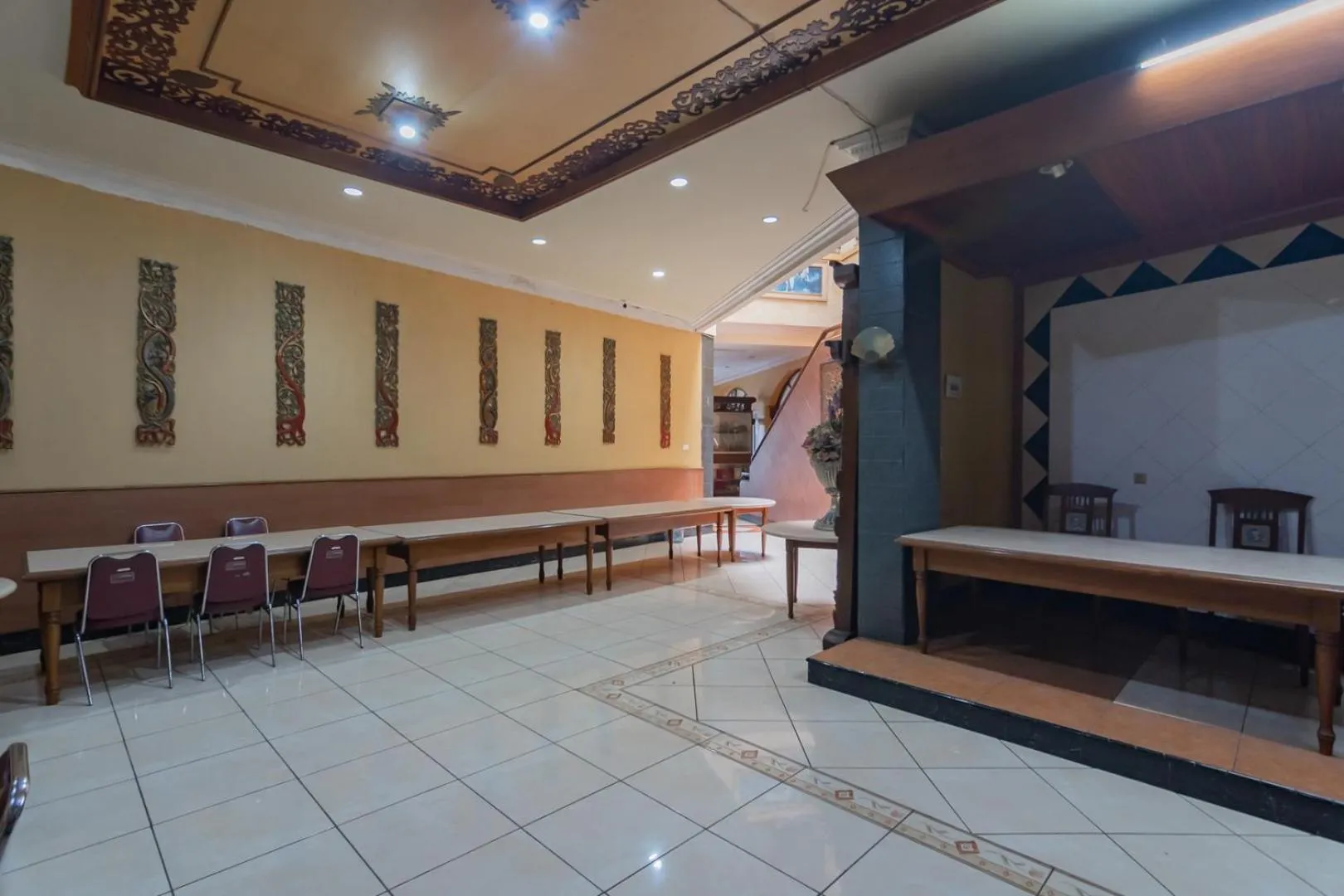 Seating area in RedDoorz at Hotel Lodaya Bandung