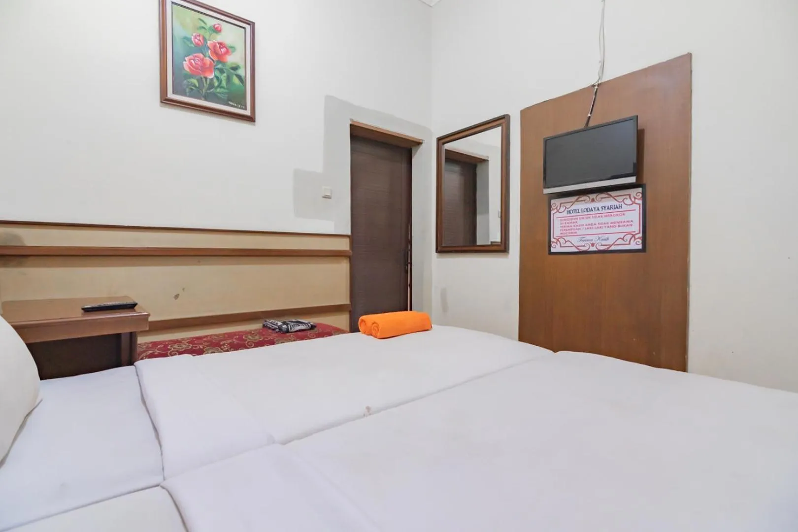 Bedroom, Bed in RedDoorz at Hotel Lodaya Bandung