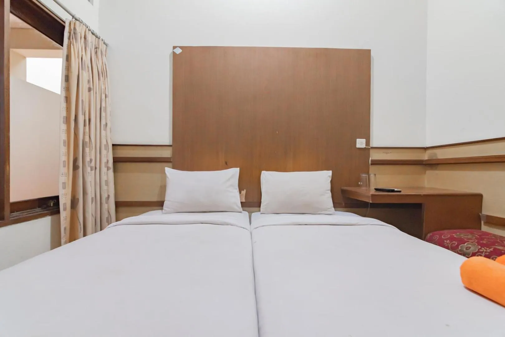 Bedroom, Bed in RedDoorz at Hotel Lodaya Bandung