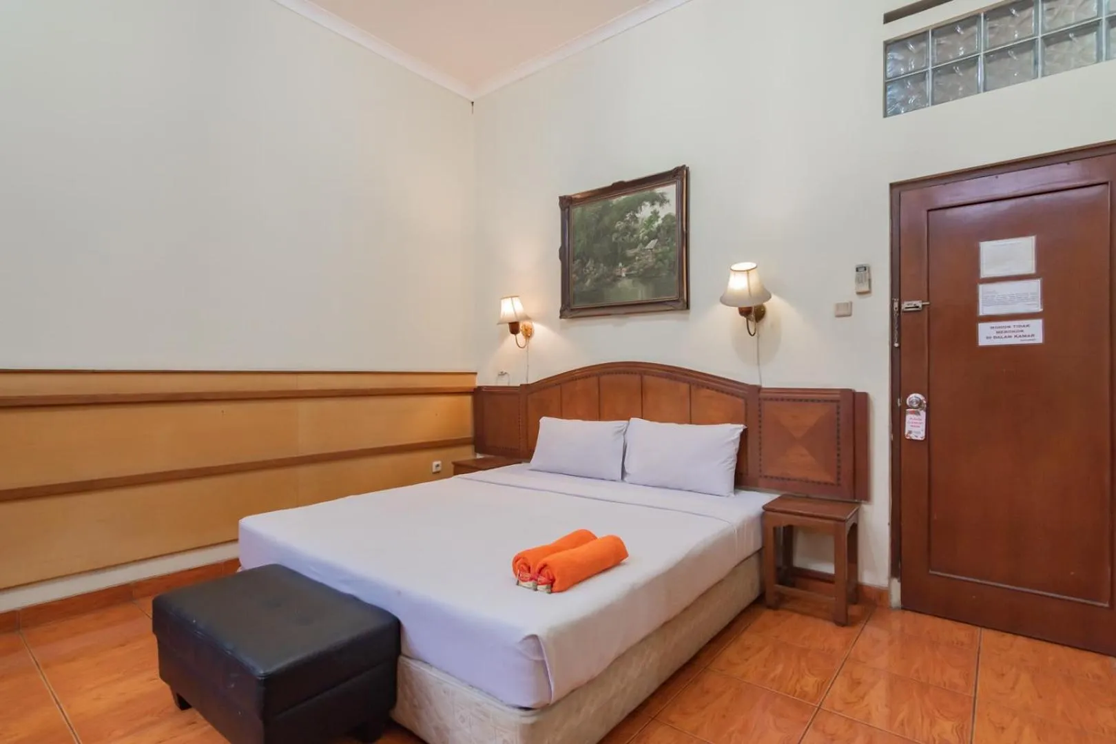 Bedroom, Bed in RedDoorz at Hotel Lodaya Bandung