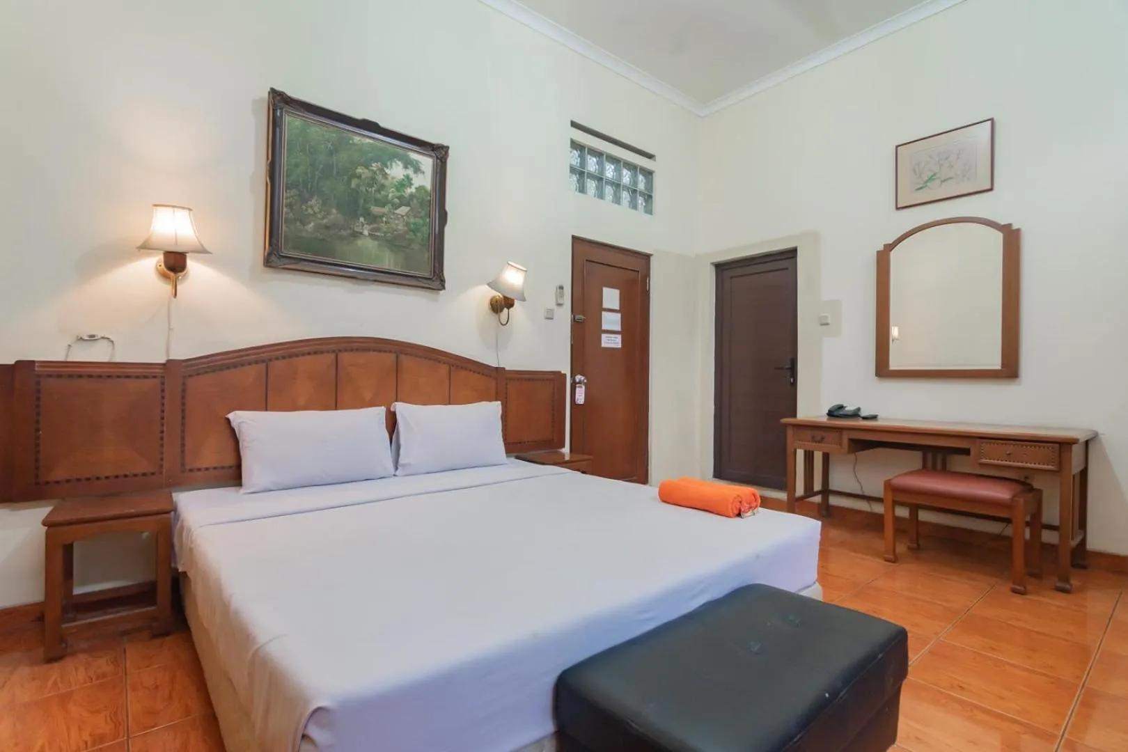 Bedroom, Bed in RedDoorz at Hotel Lodaya Bandung