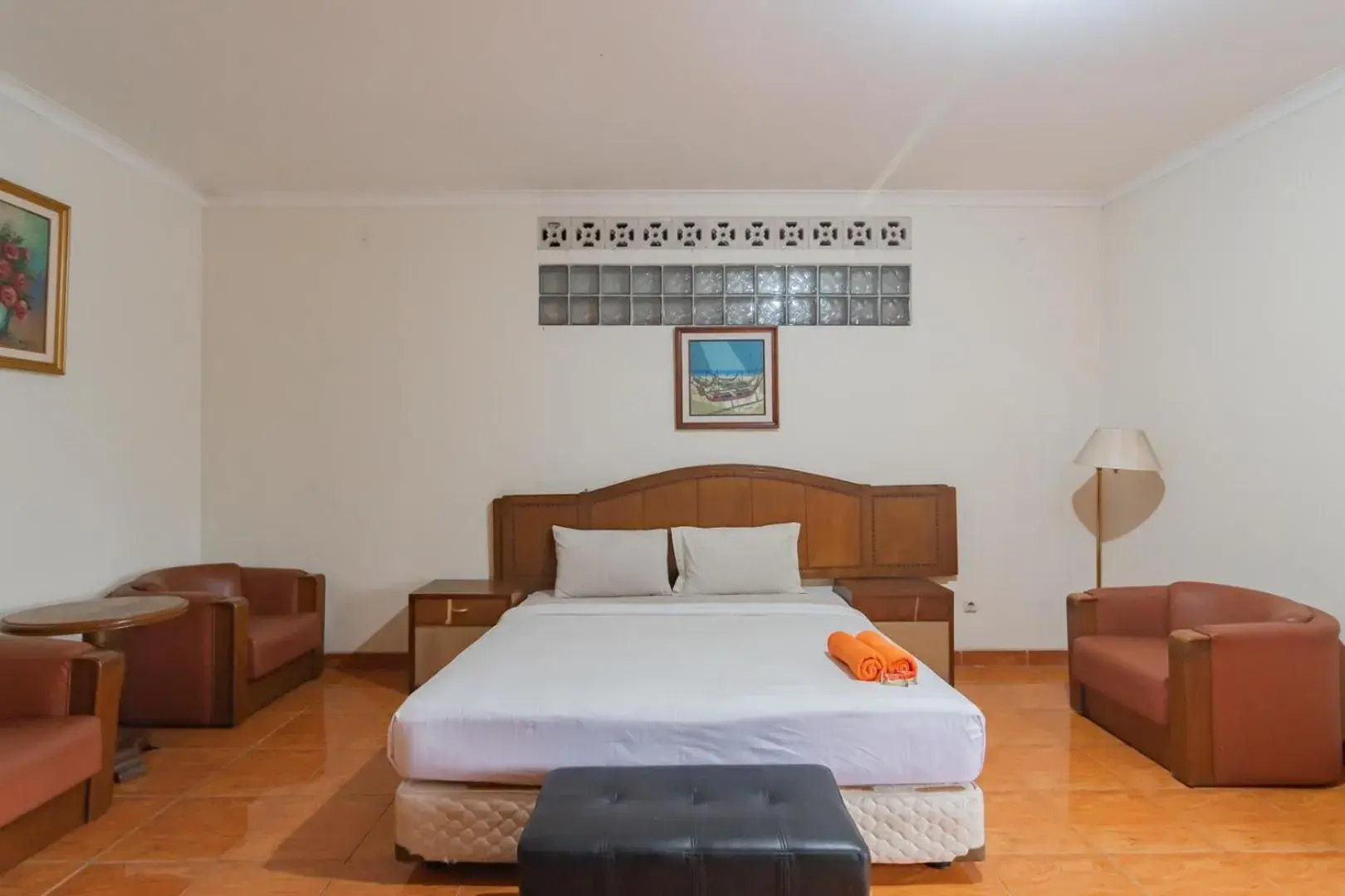 Deluxe Room in RedDoorz at Hotel Lodaya Bandung Deluxe Room in RedDoorz at Hotel Lodaya Bandung