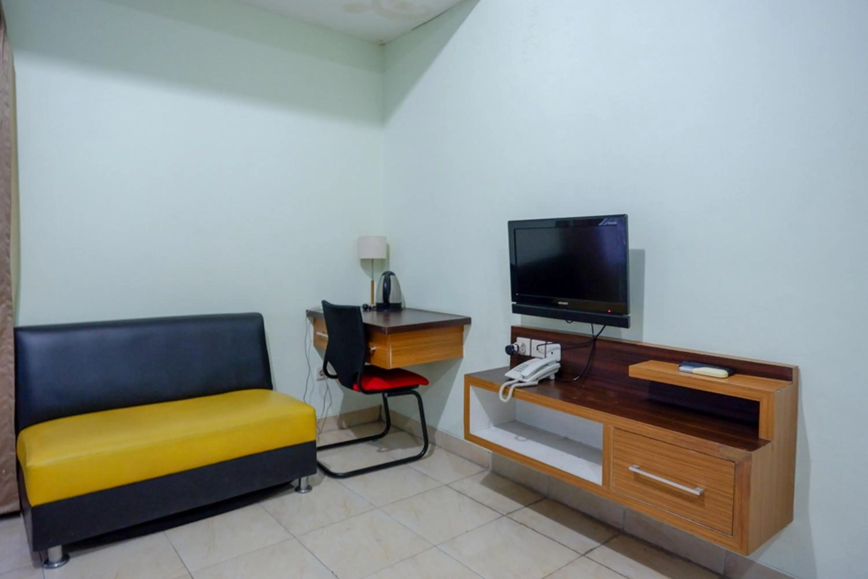 TV and multimedia in Pineapple Mansion Solo Mitra RedDoorz near RS JIH Solo