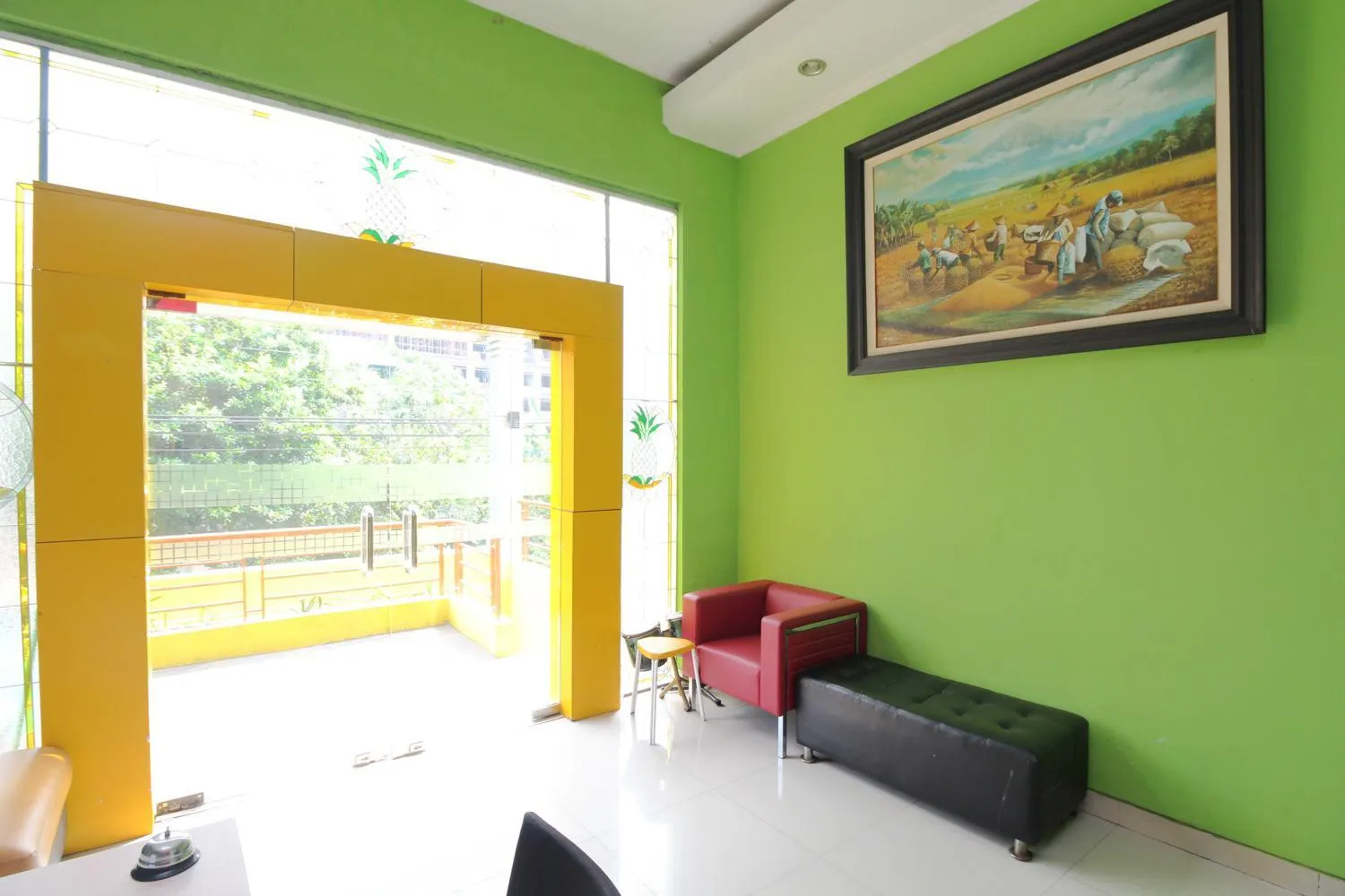 Living room in Pineapple Mansion Solo Mitra RedDoorz near RS JIH Solo