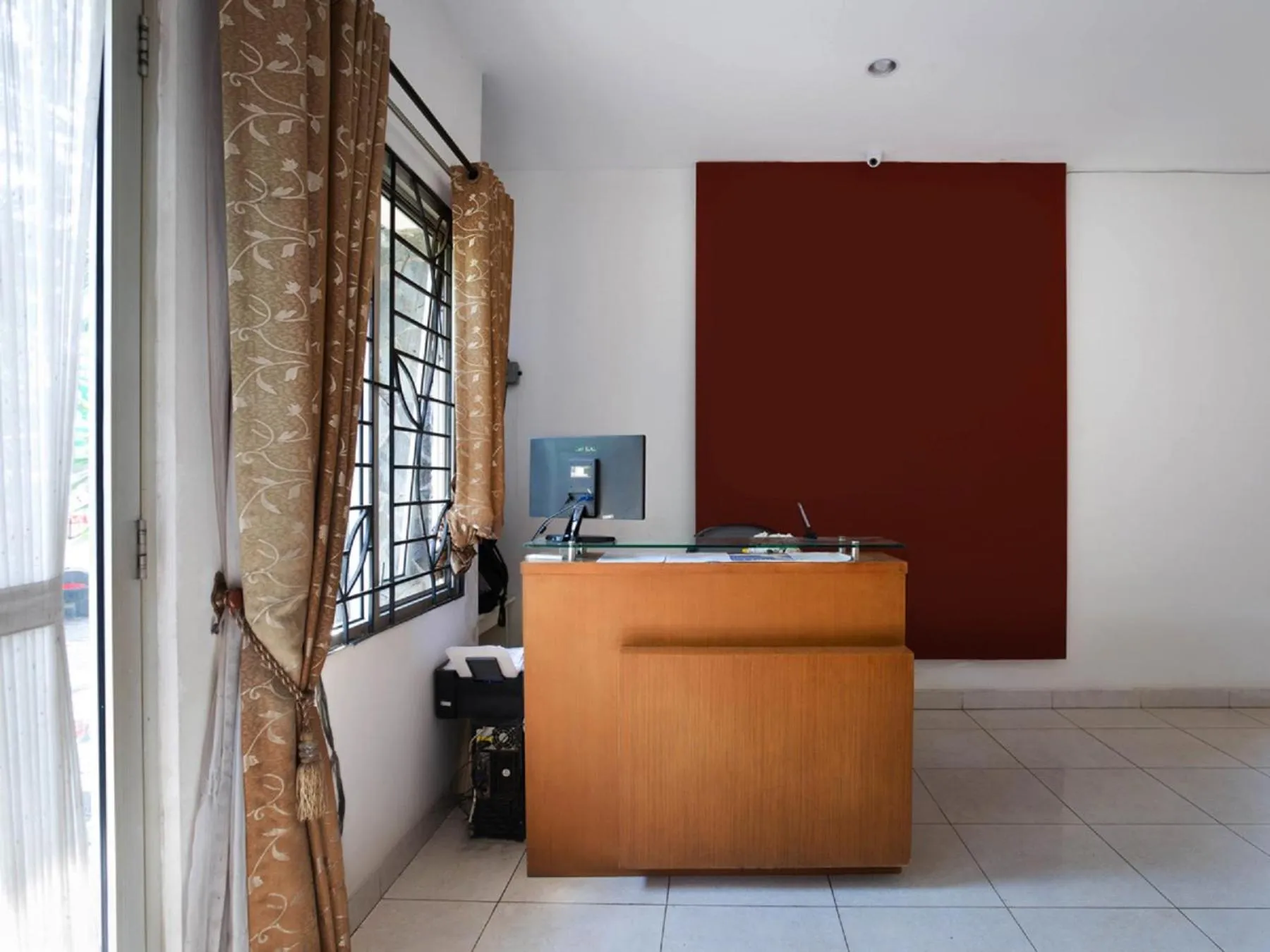 Lobby or reception in RedDoorz Syariah Plus @ Wisma Bougenville Karawaci