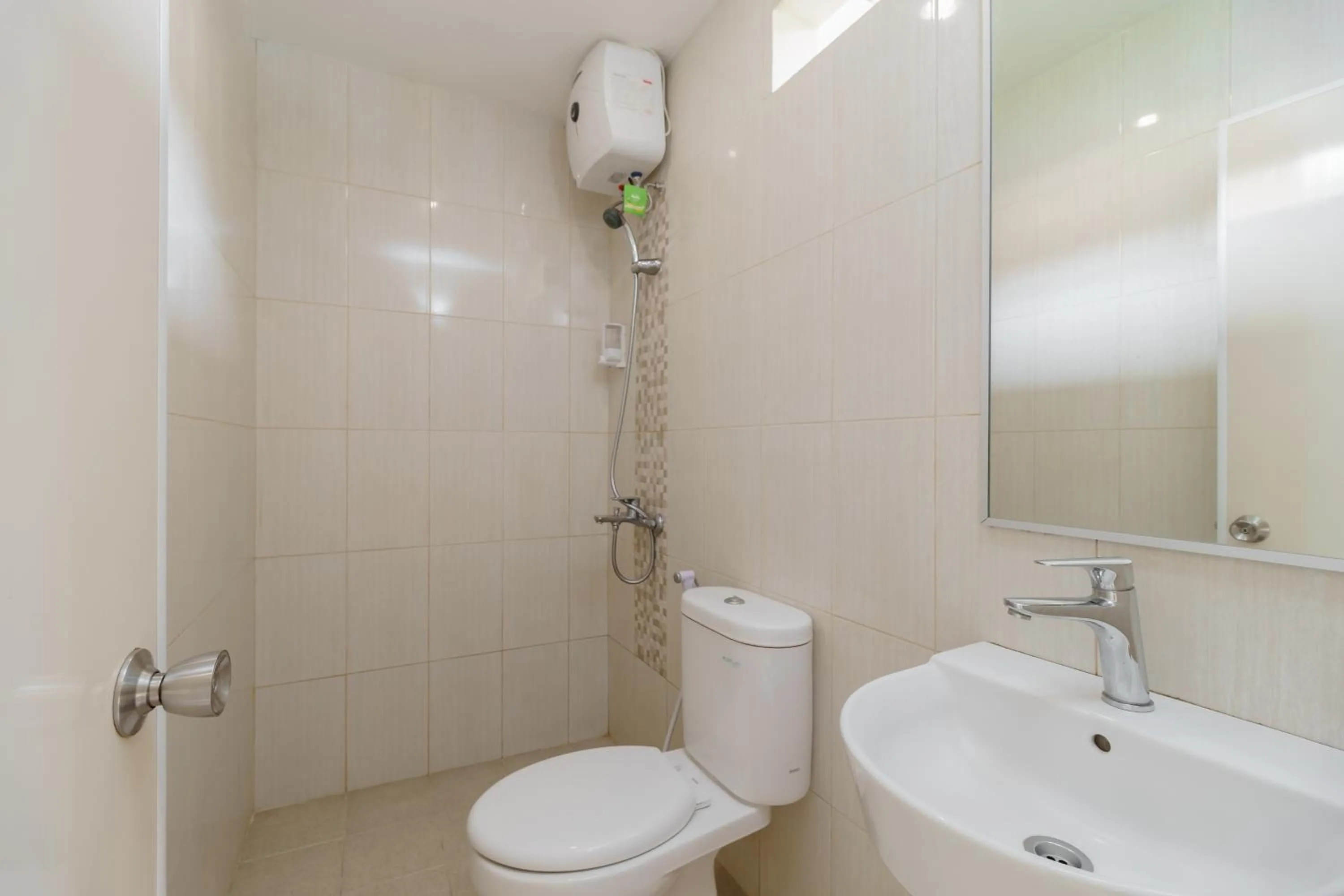 Bathroom in RedDoorz Syariah Plus @ Wisma Bougenville Karawaci