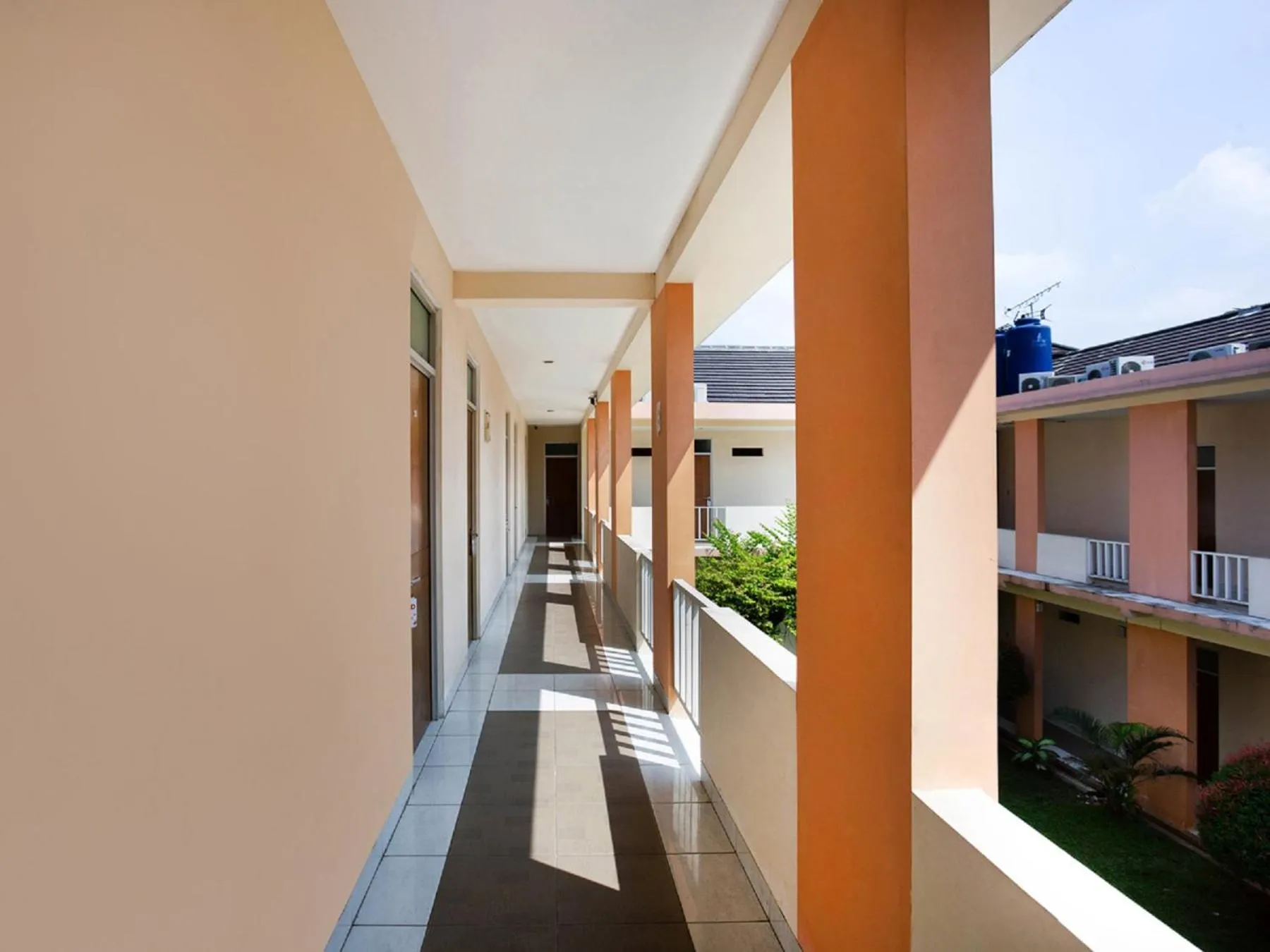 Balcony/Terrace in RedDoorz Syariah Plus @ Wisma Bougenville Karawaci