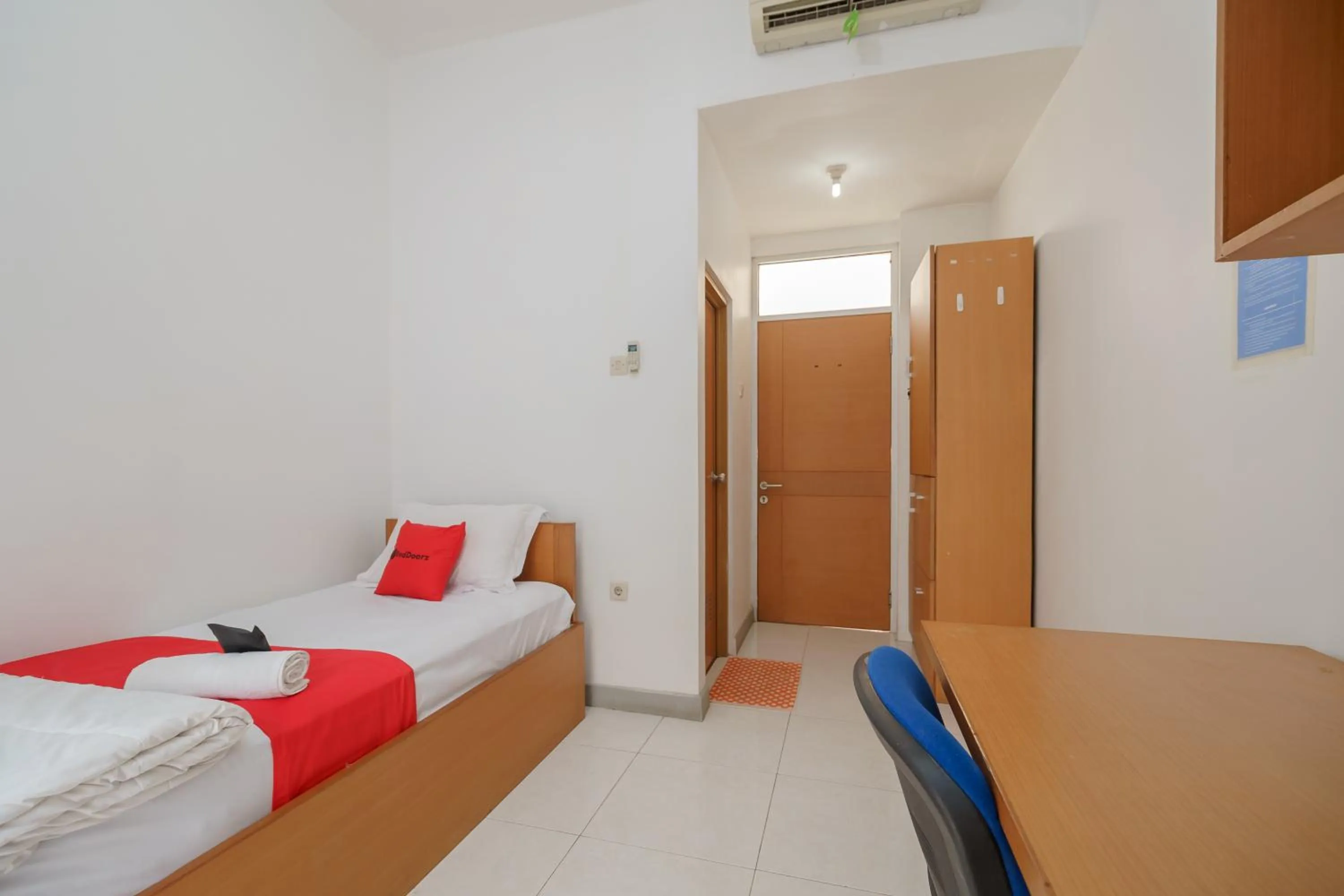 Bed in RedDoorz Syariah Plus @ Wisma Bougenville Karawaci