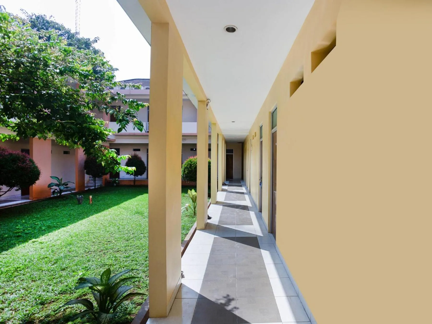 Garden in RedDoorz Syariah Plus @ Wisma Bougenville Karawaci