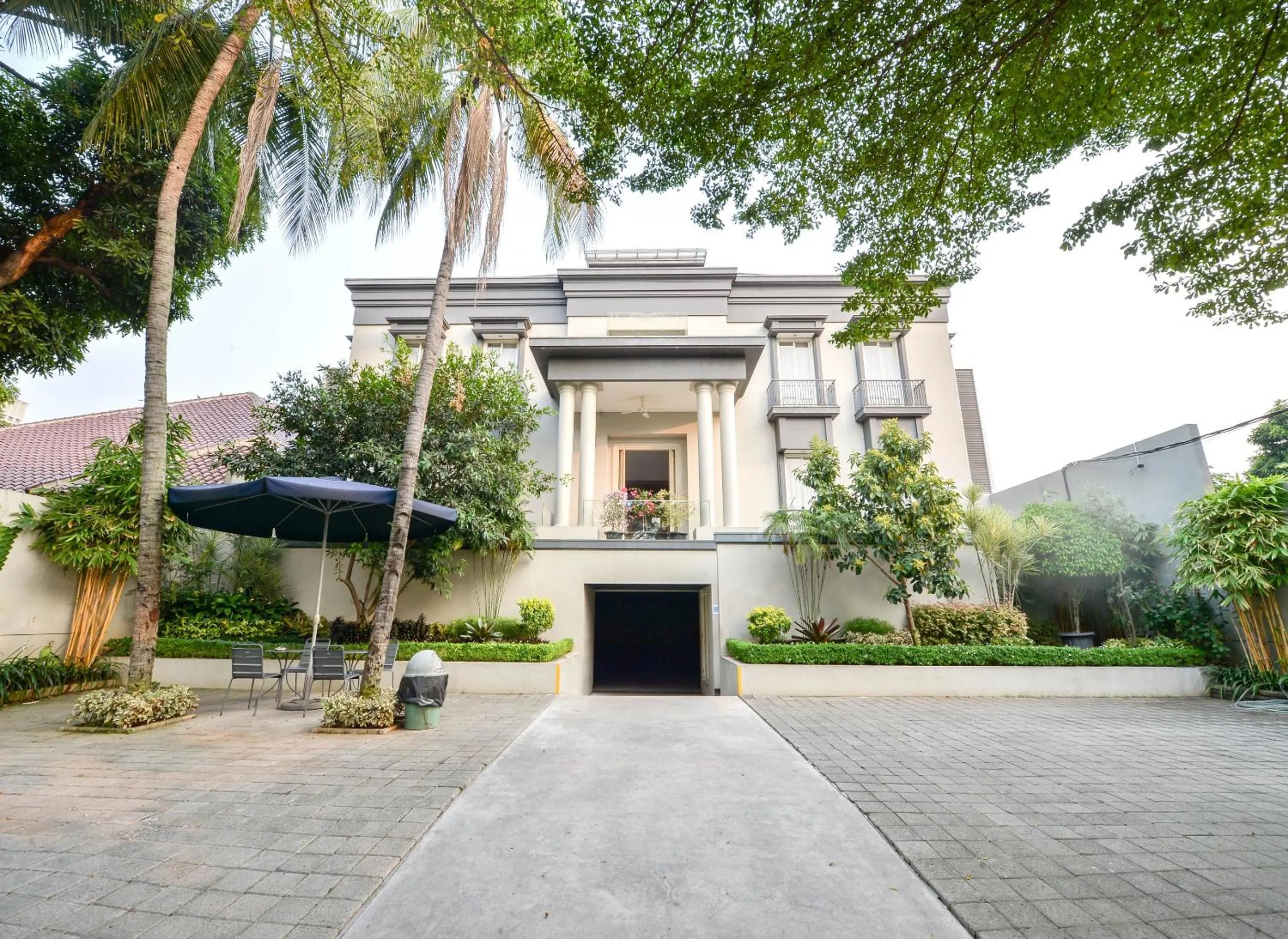 Property building in Home 899 Patal Senayan