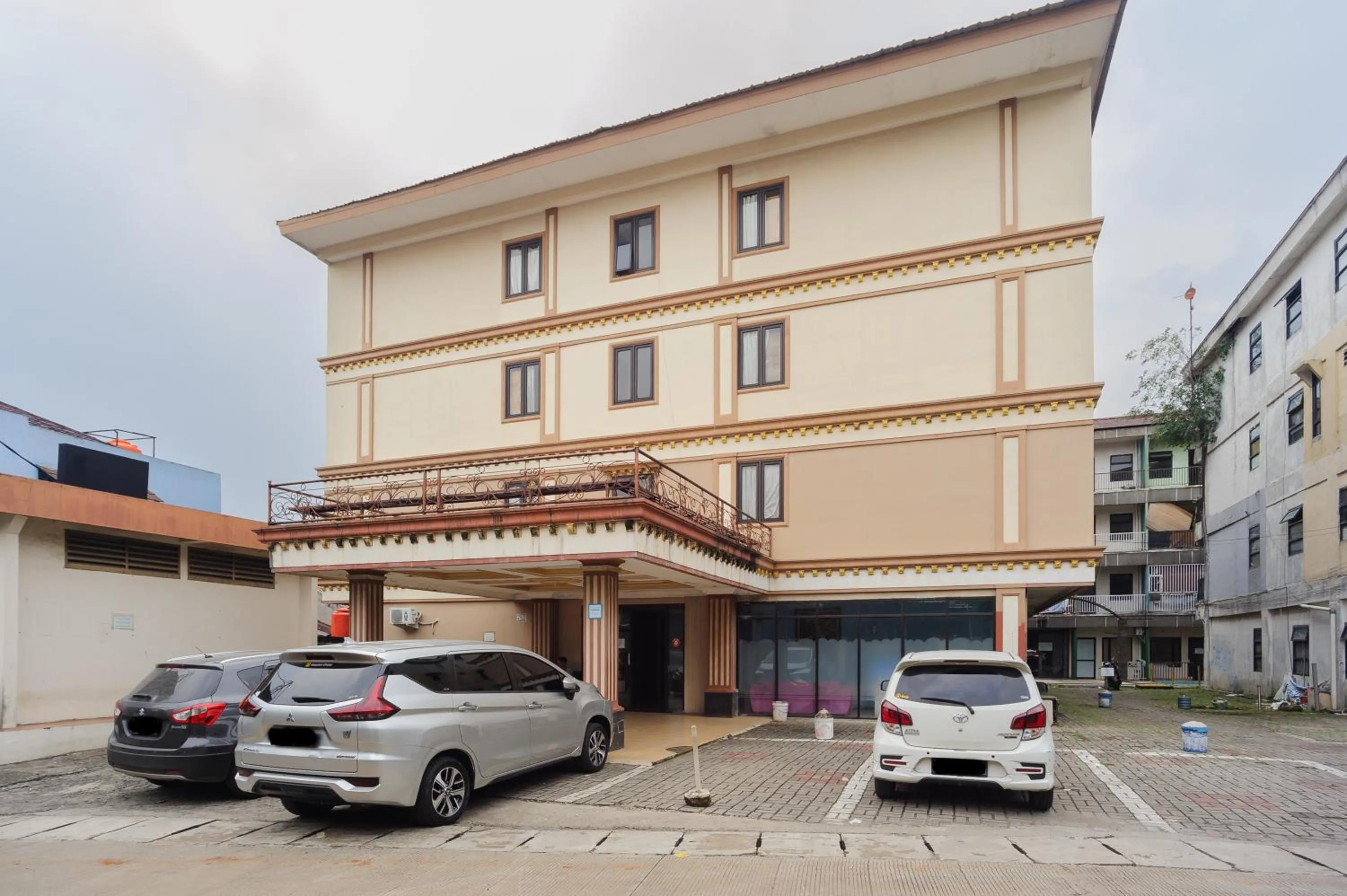 Property building in Super OYO 3747 Comfort Residence