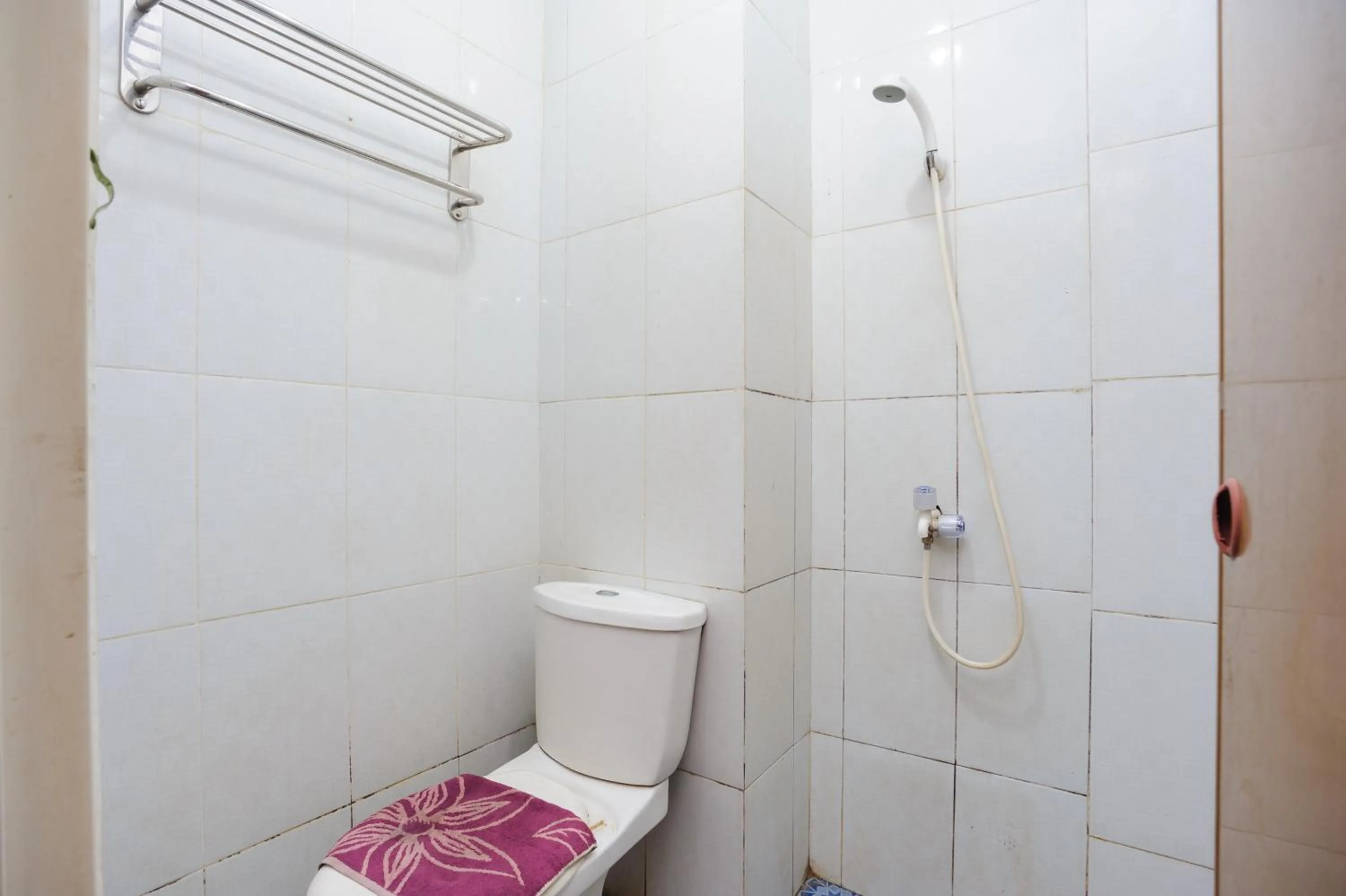 Bathroom in Super OYO 3747 Comfort Residence