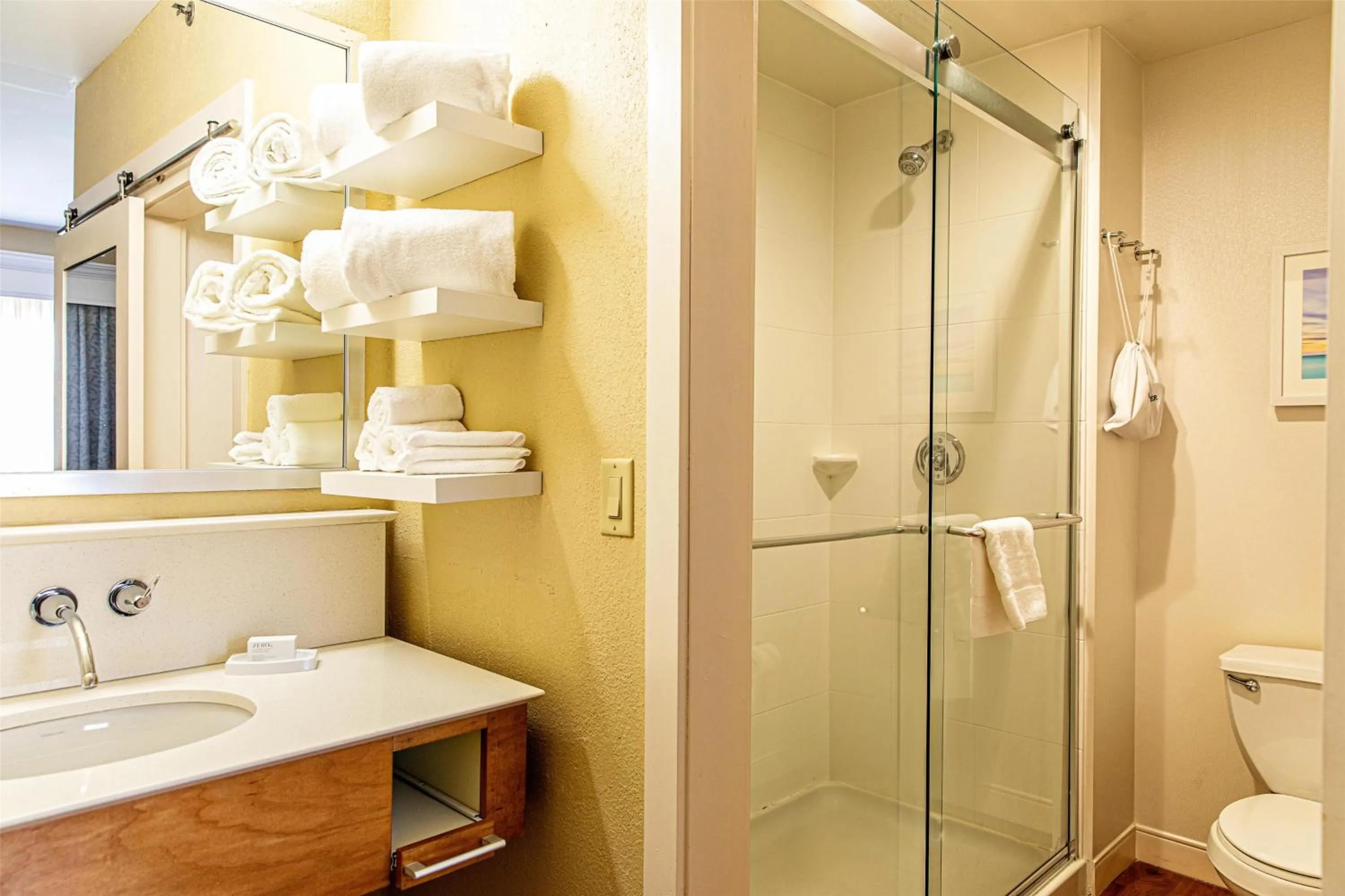 Bathroom in Hampton Inn Charleston-Daniel Island