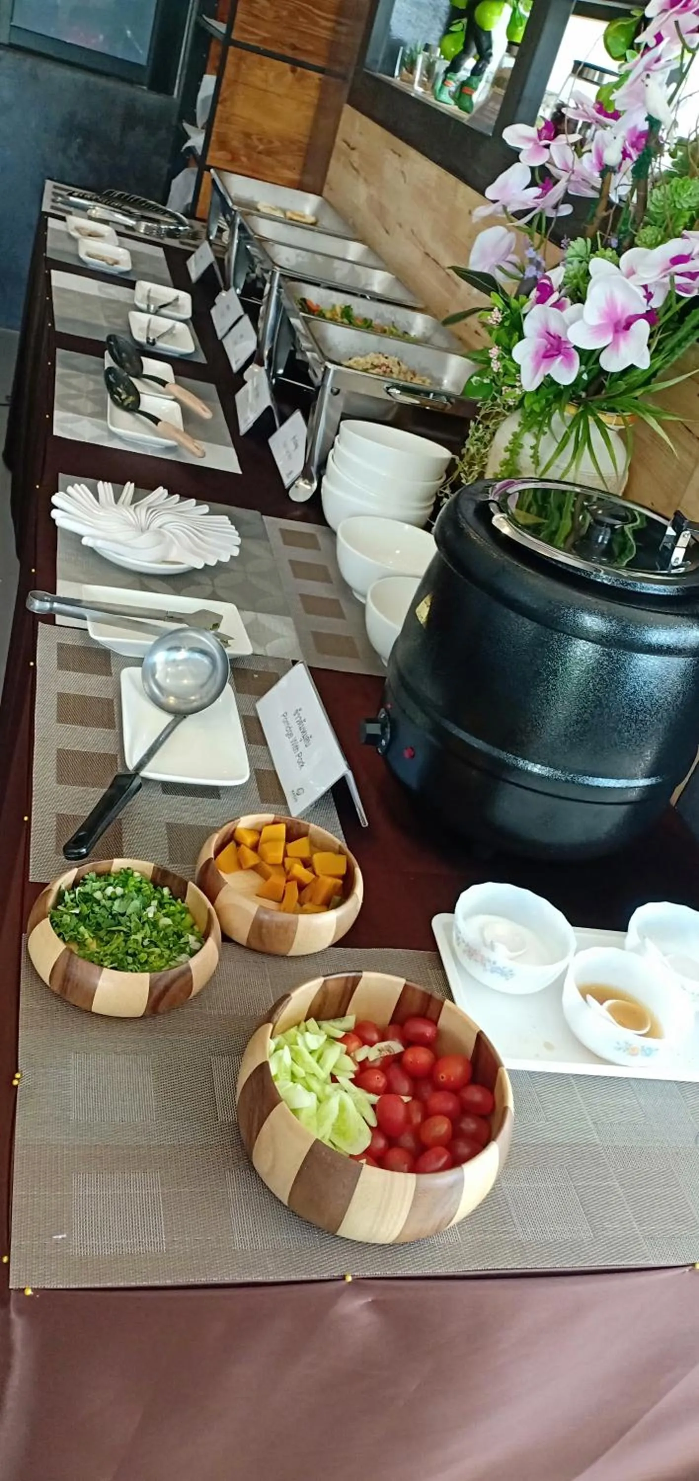 Buffet breakfast in Makan Resort