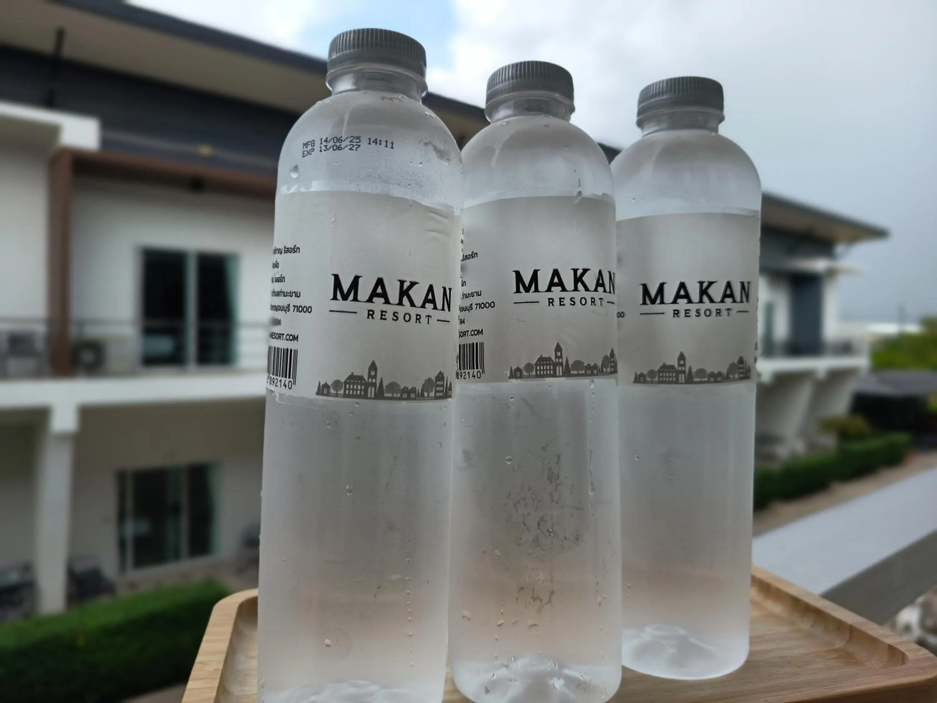 Text overlay in Makan Resort