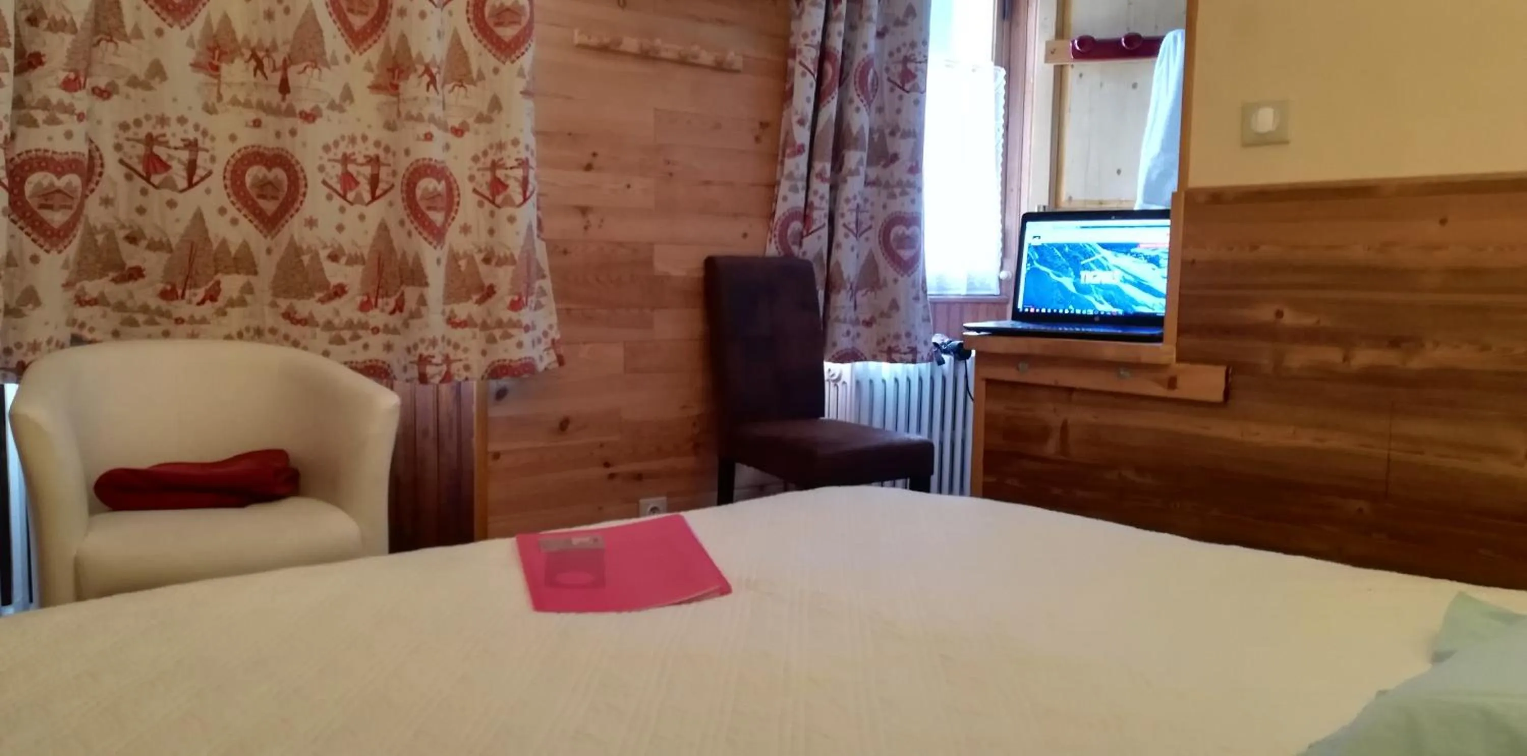 Communal lounge/ TV room, Bed in Le Dôme