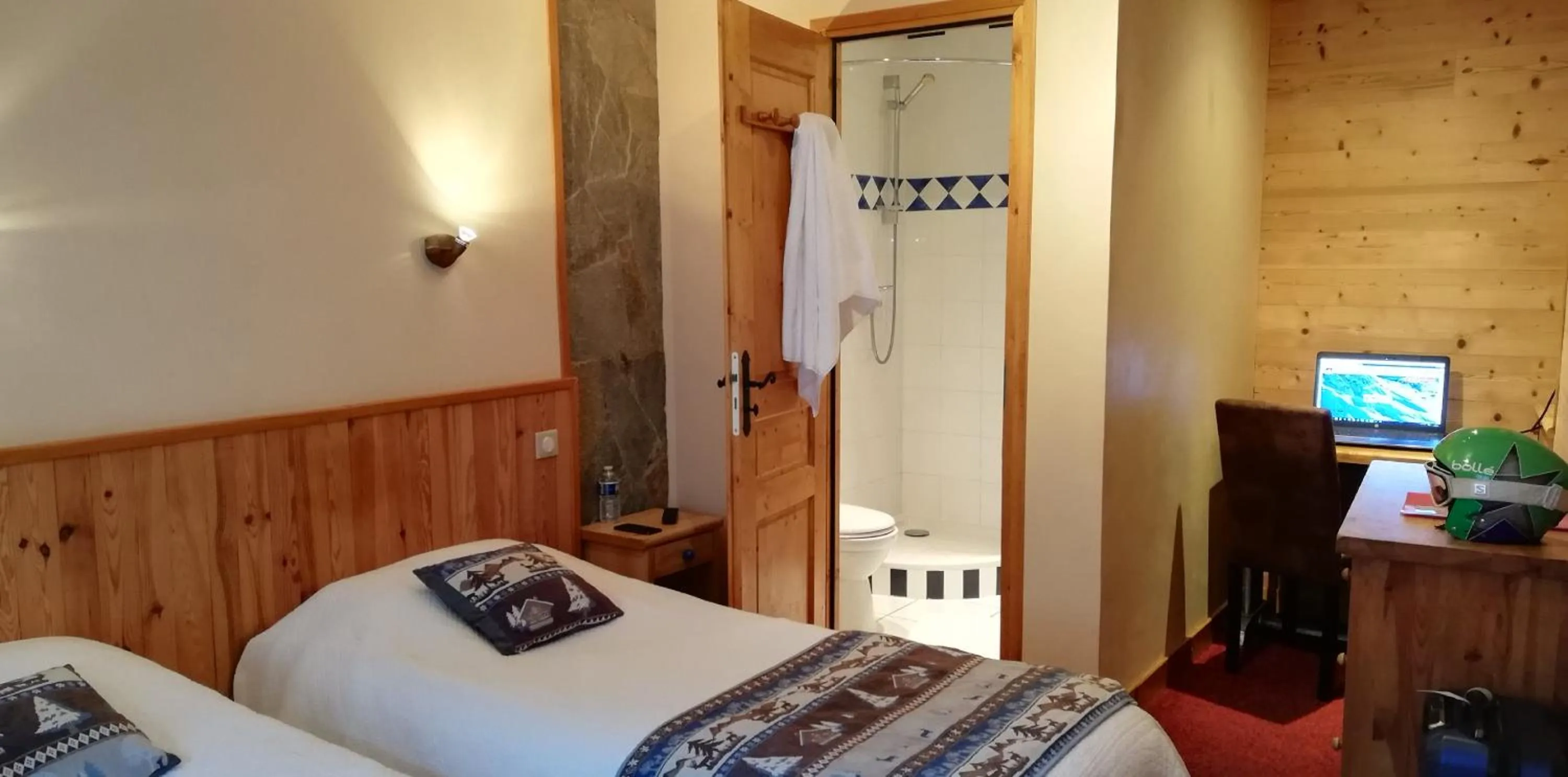 Bathroom, Bed in Le Dôme