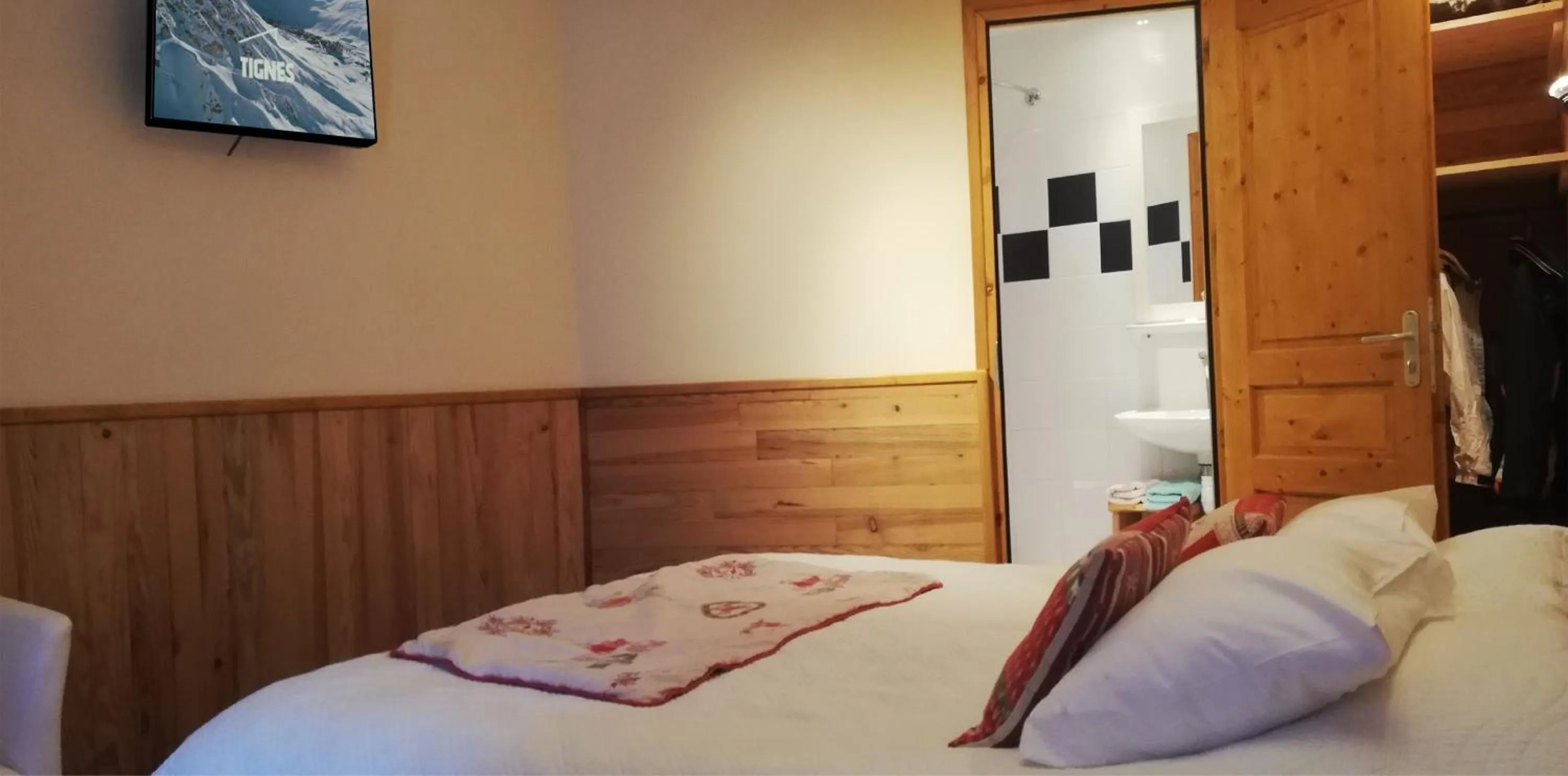 Photo of the whole room, Bed in Le Dôme