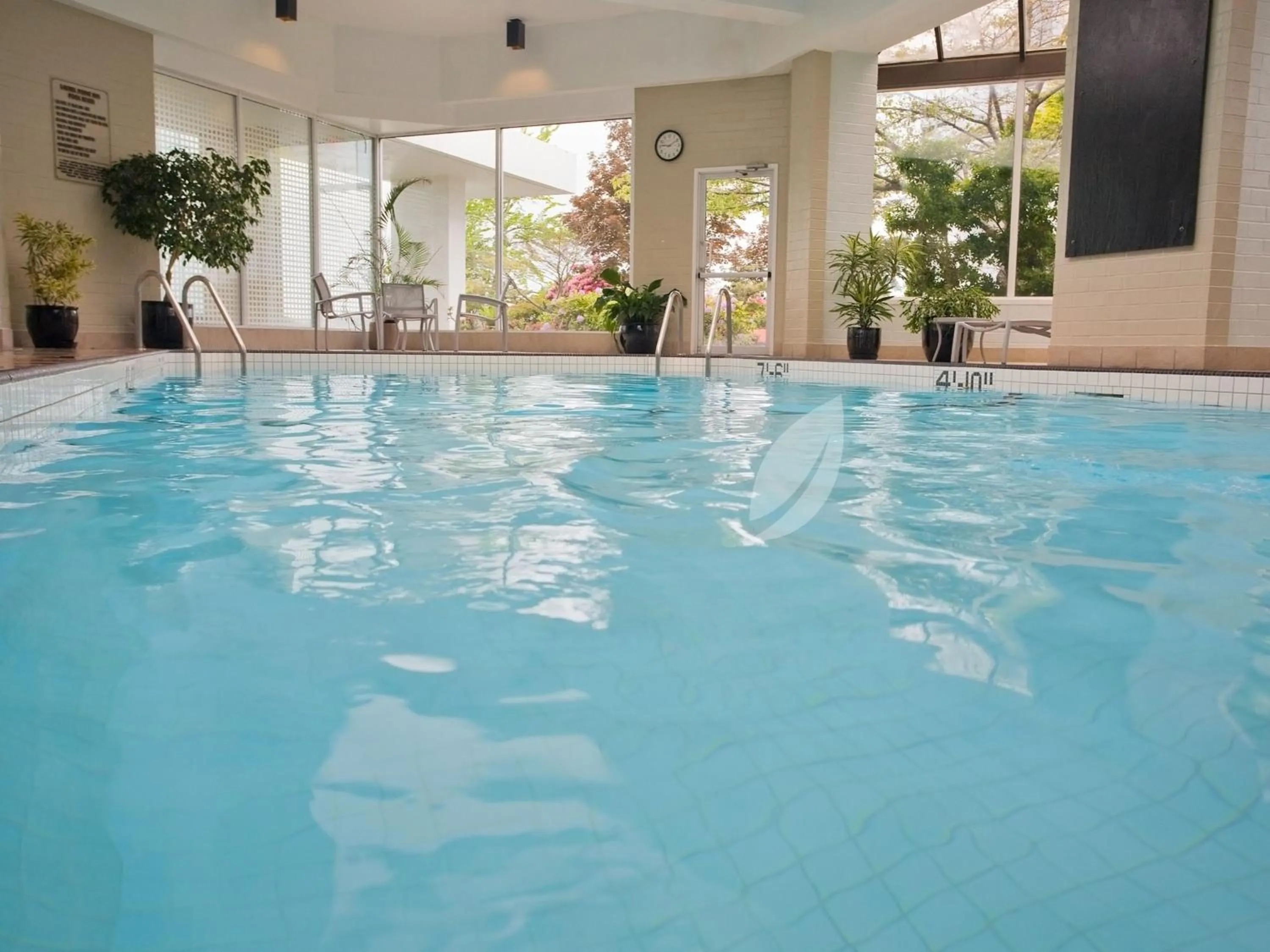 Swimming pool in Inn at Laurel Point