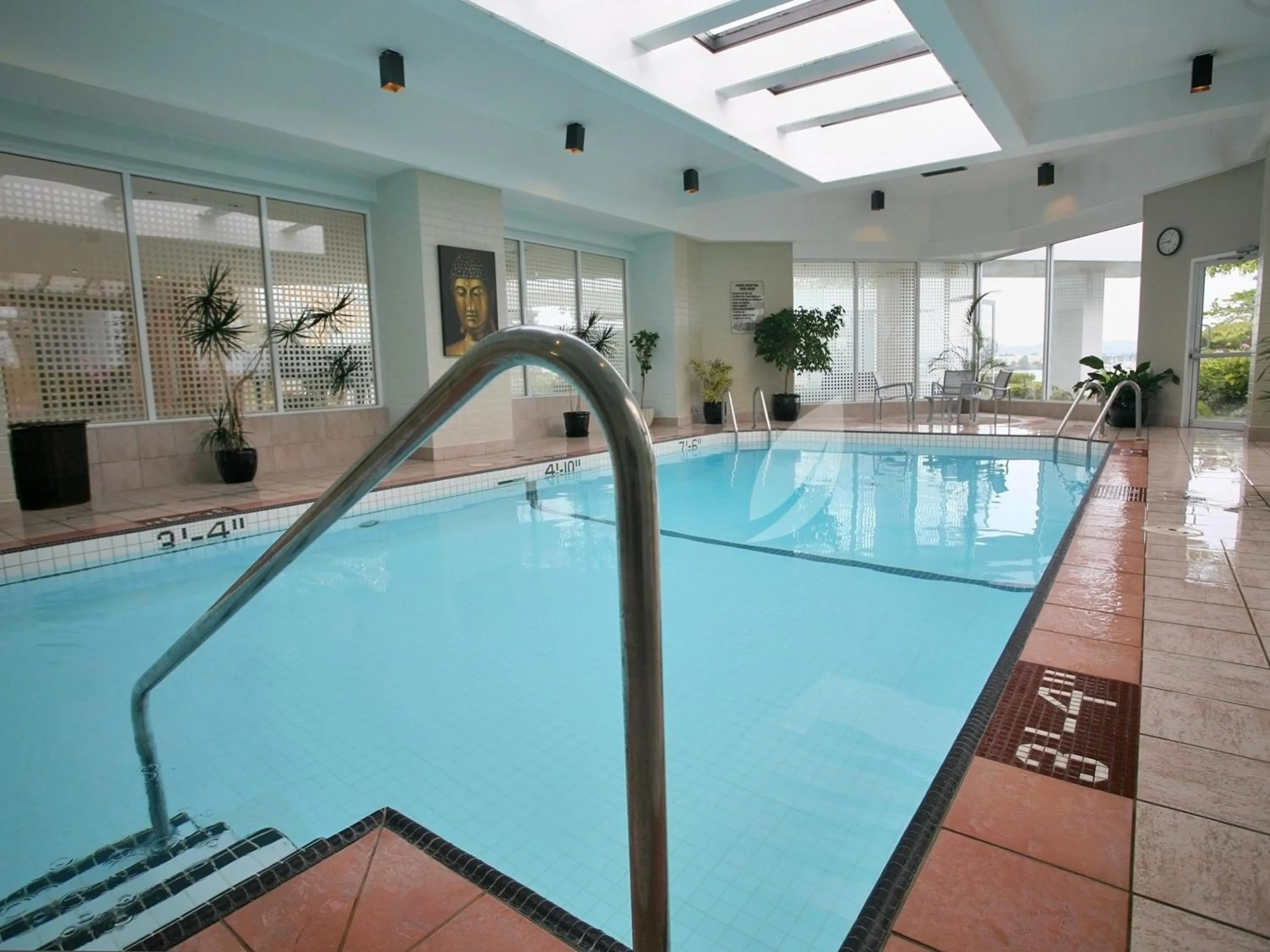 Swimming pool in Inn at Laurel Point