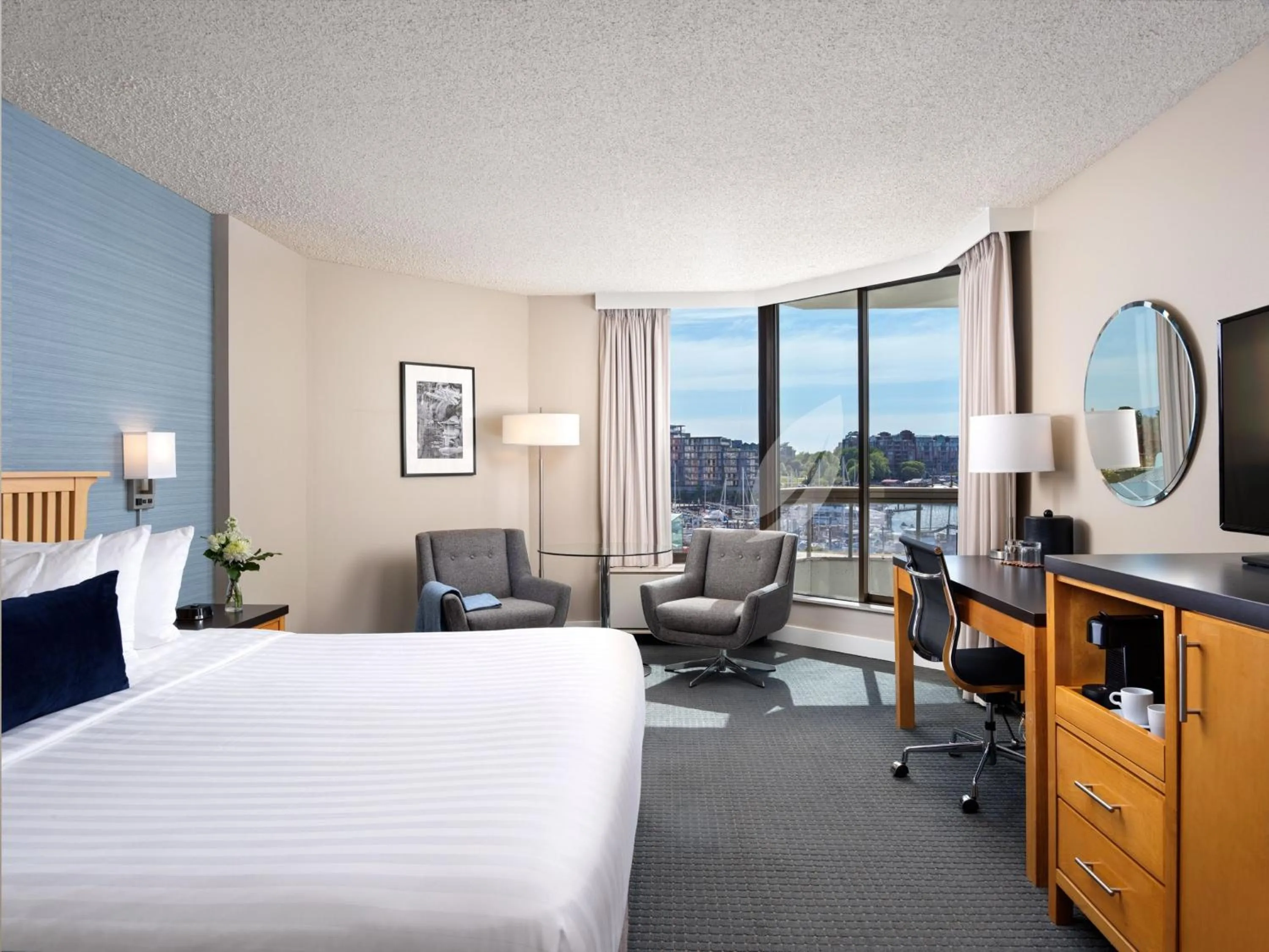 Bed in Inn at Laurel Point