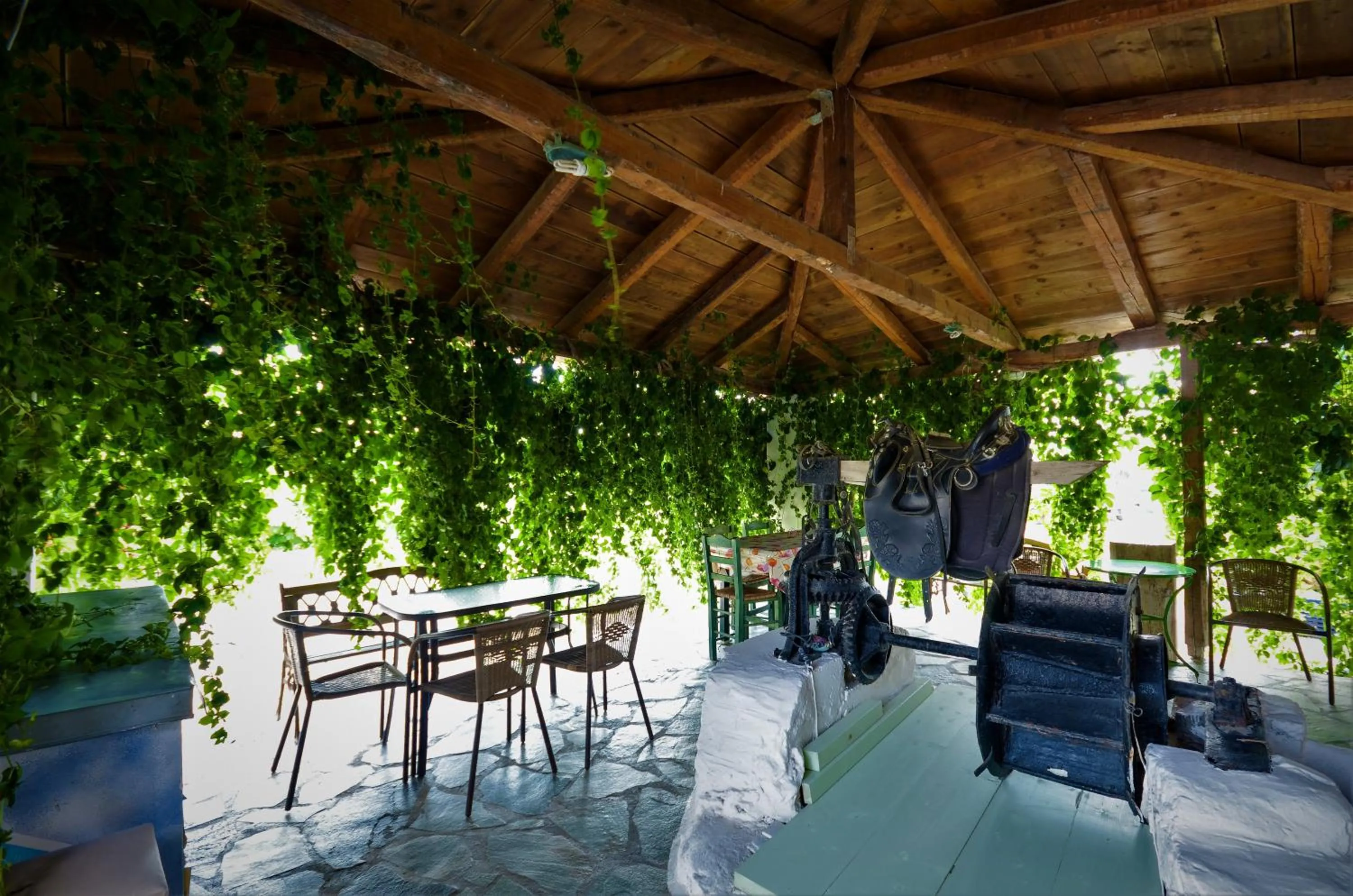 Restaurant/places to eat in Studios Vrettos Beachfront Hotel