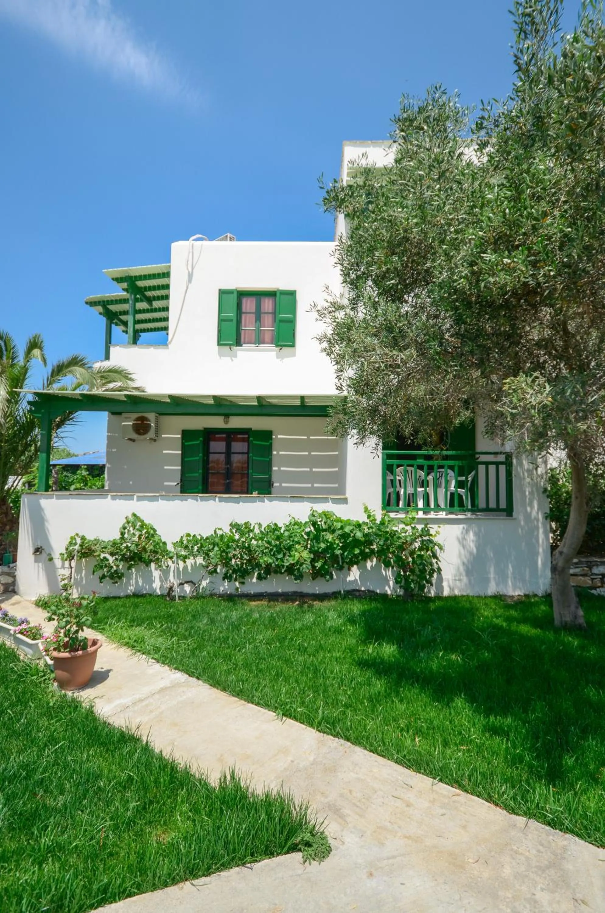 Garden in Studios Vrettos Beachfront Hotel