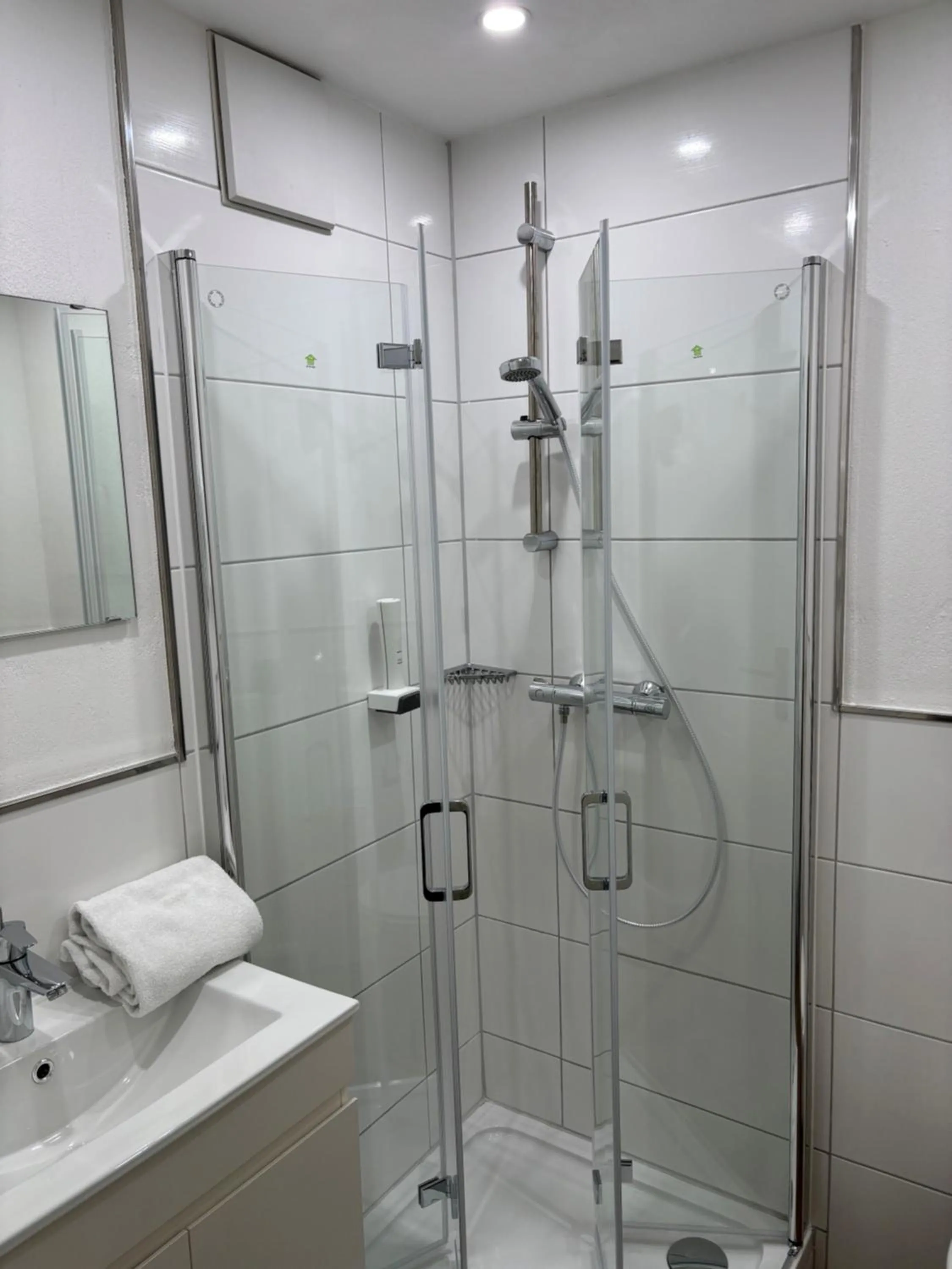 Bathroom in Hotel Drei König- Ihr Transithotel