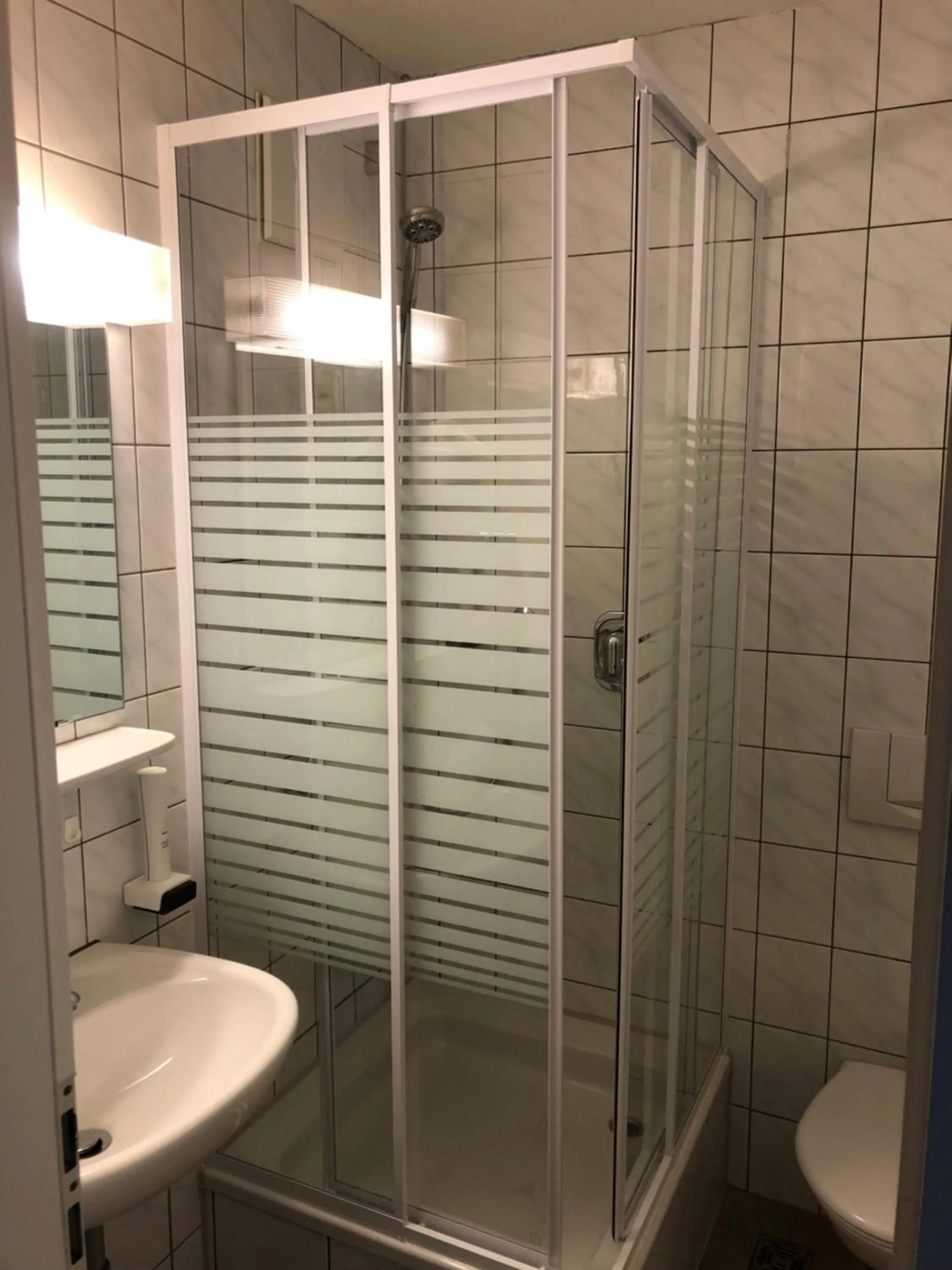 Shower in Hotel Drei König- Ihr Transithotel